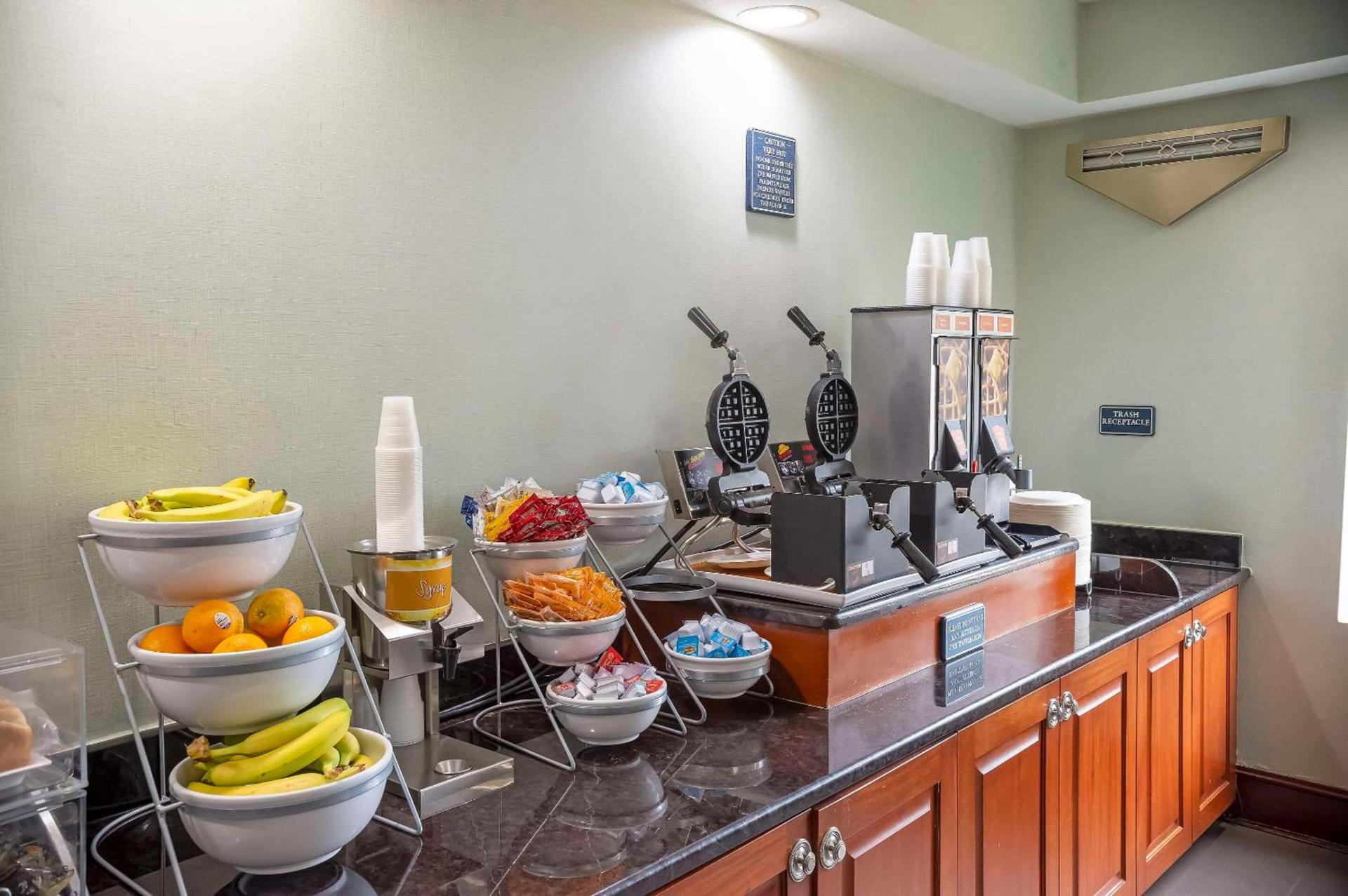 Comfort Suites Outlet Center photo 32