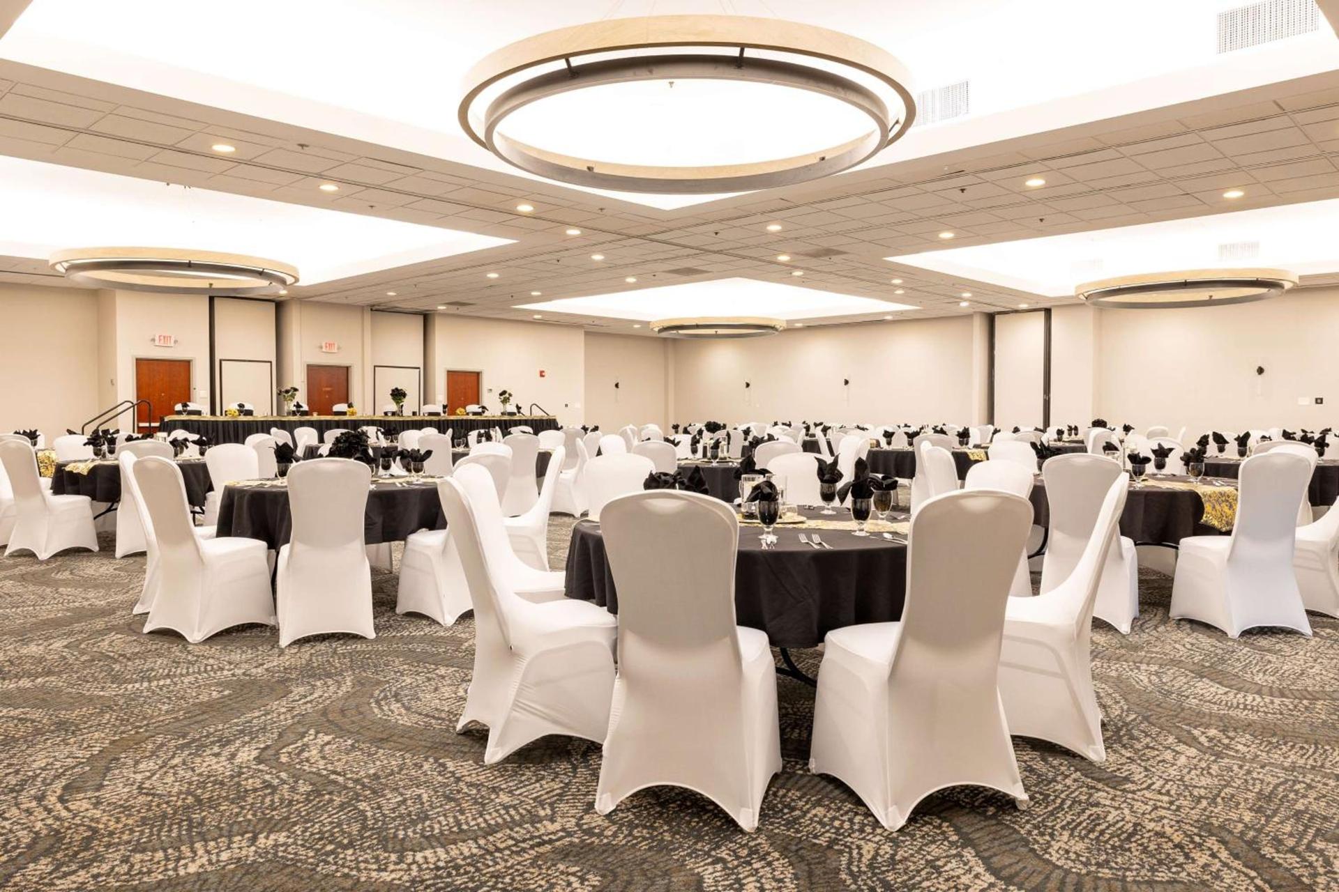 DoubleTree by Hilton Austin, MN photo 29