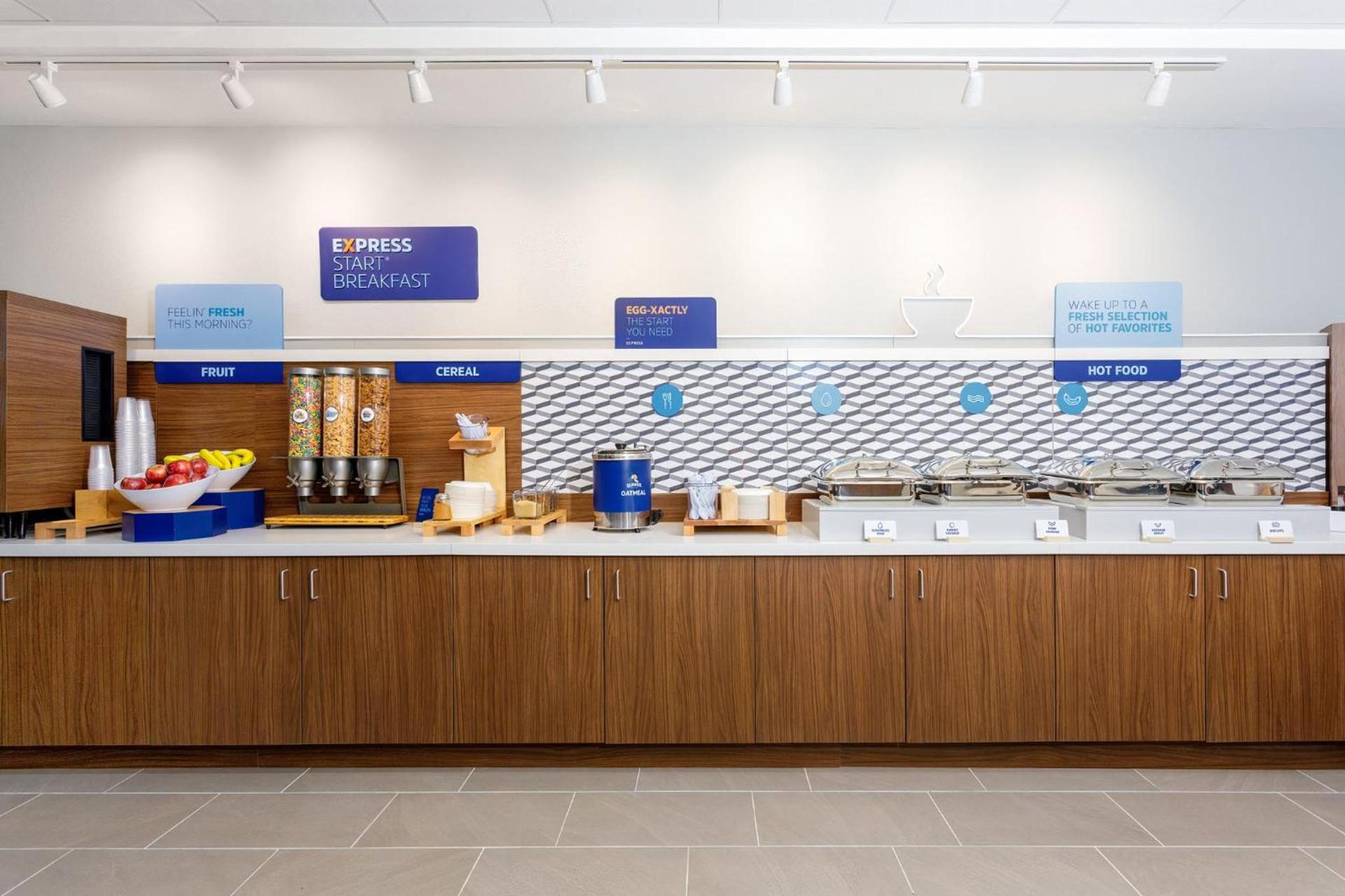 Holiday Inn Express & Suites Tampa Stadium - Airport Area by IHG photo 44