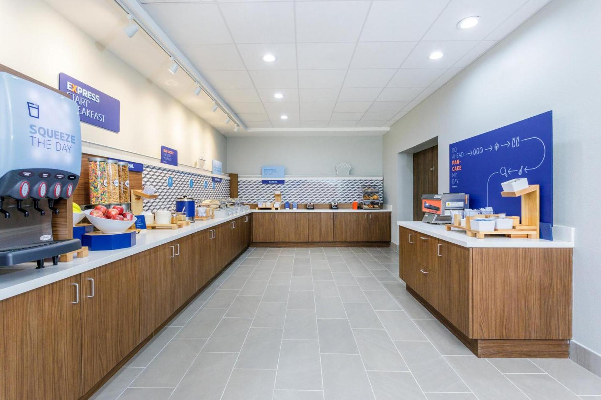 Holiday Inn Express & Suites Tampa Stadium - Airport Area by IHG photo 45