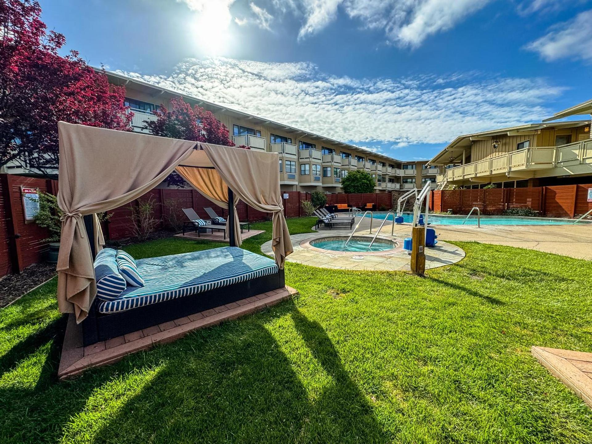 The Lodge at Tiburon photo 44