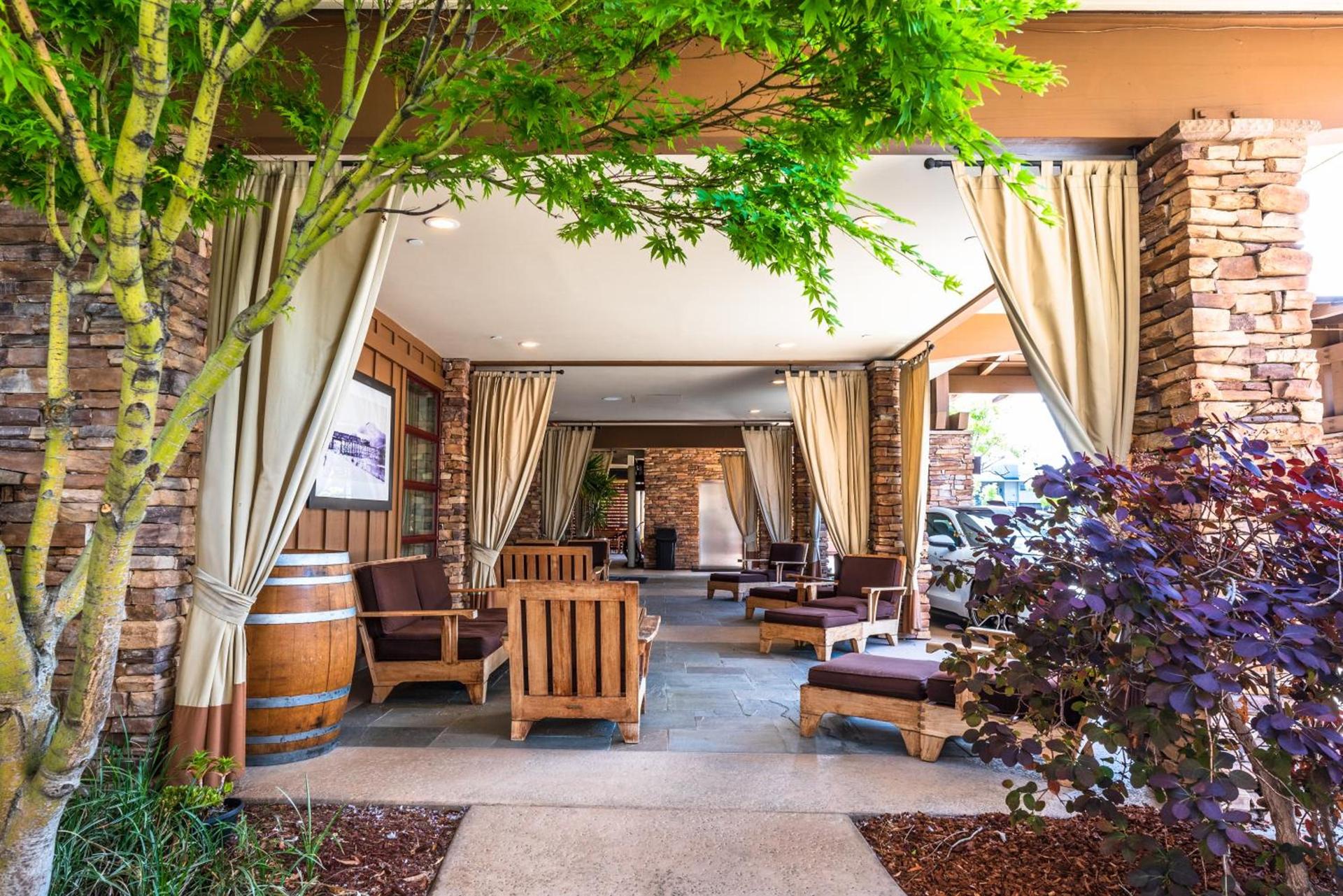 The Lodge at Tiburon photo 49