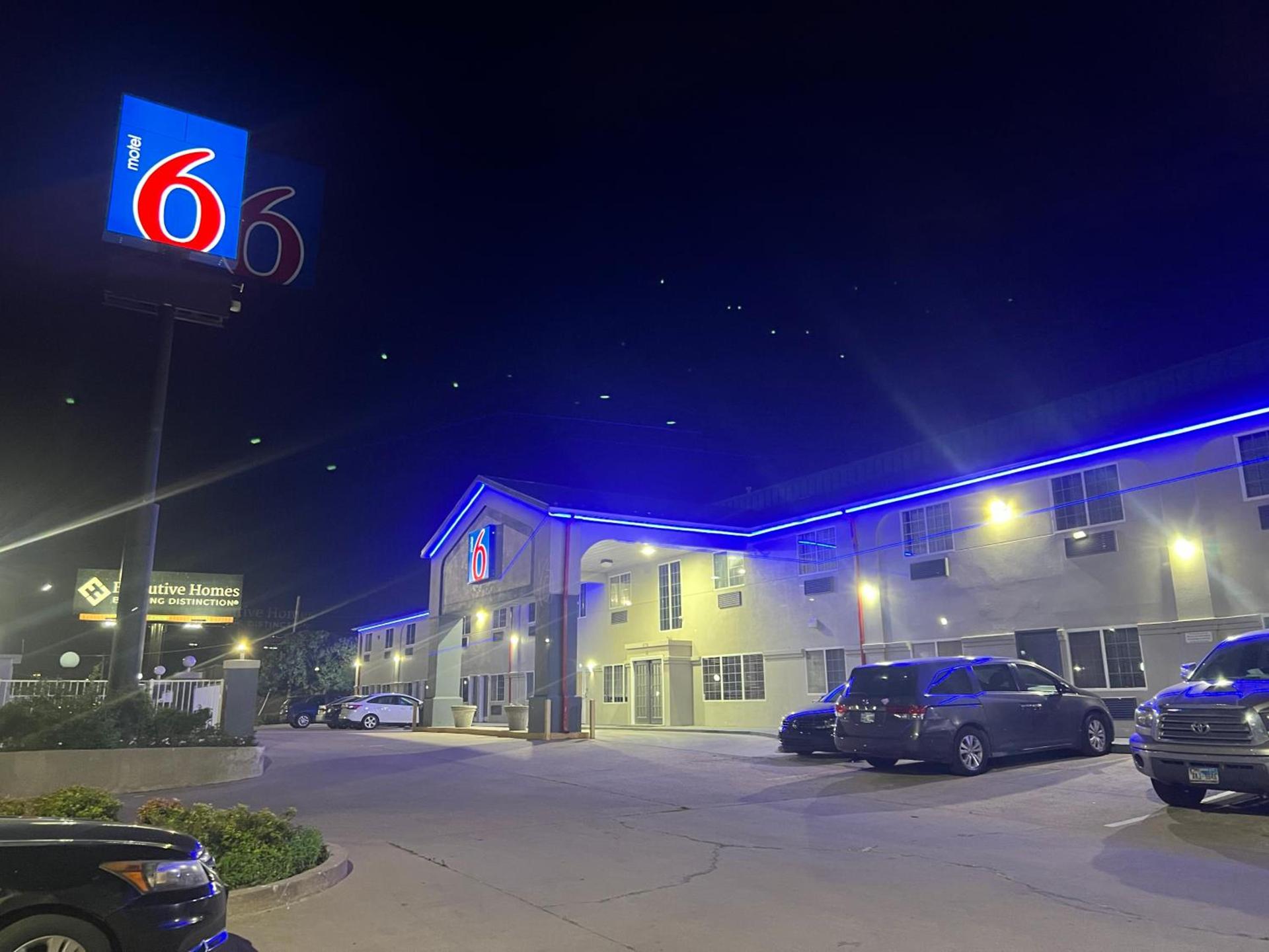 Motel 6 Tulsa, OK Airport photo 1