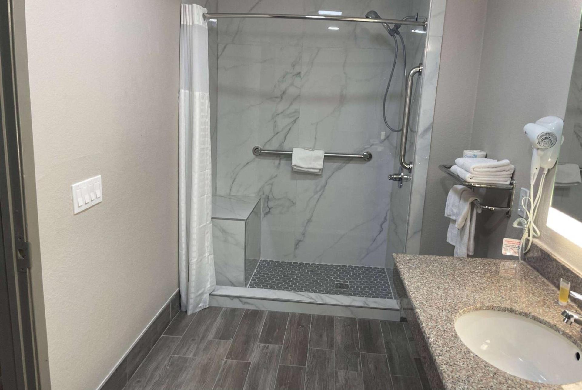 Days Inn by Wyndham New Braunfels photo 11