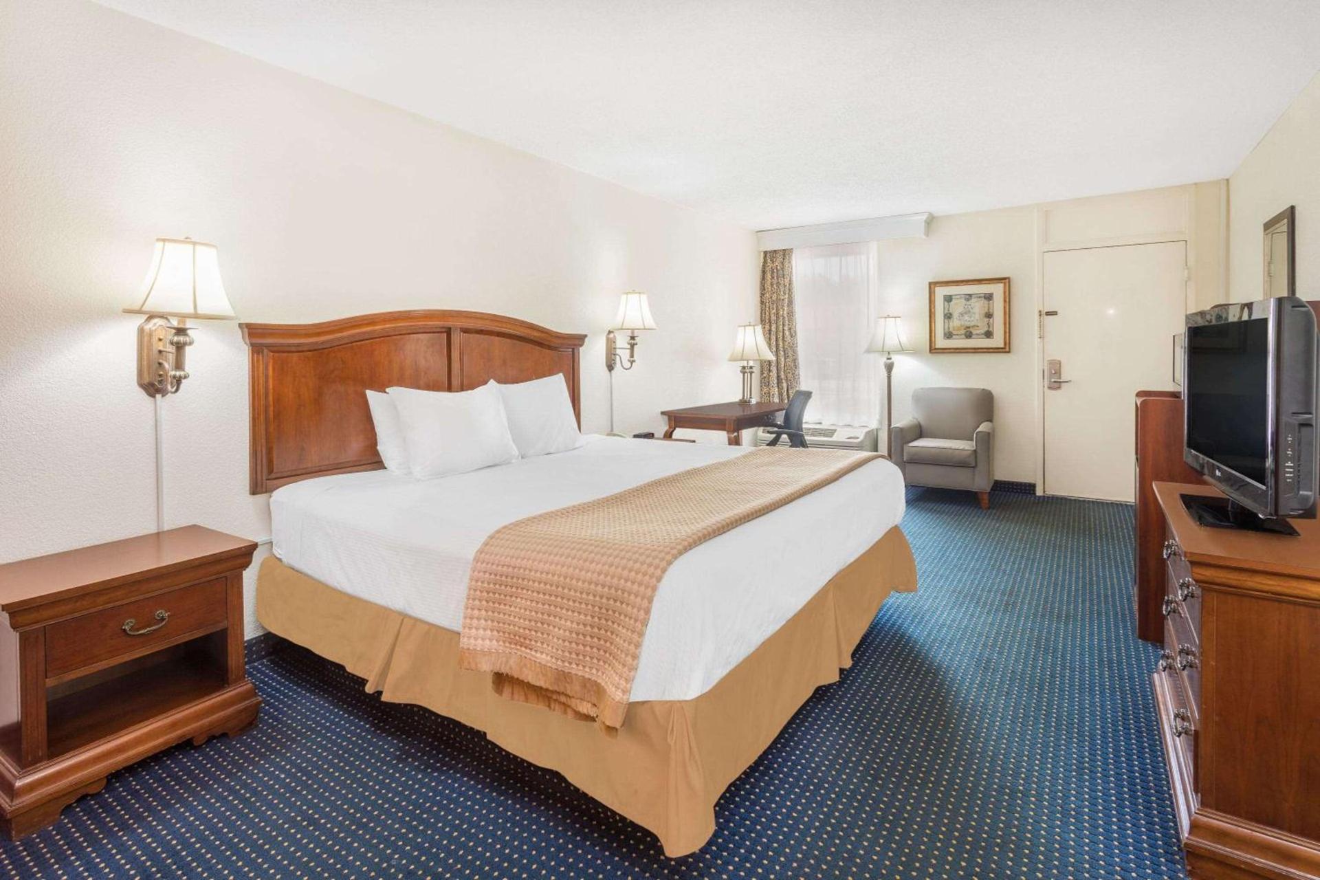 Baymont by Wyndham Rocky Mount I-95 photo 10