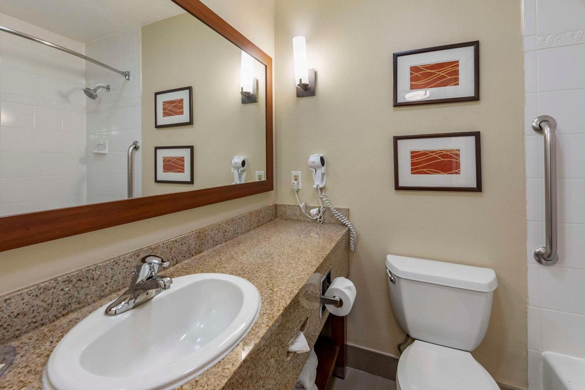 Comfort Inn & Suites Ventura Beach photo 2