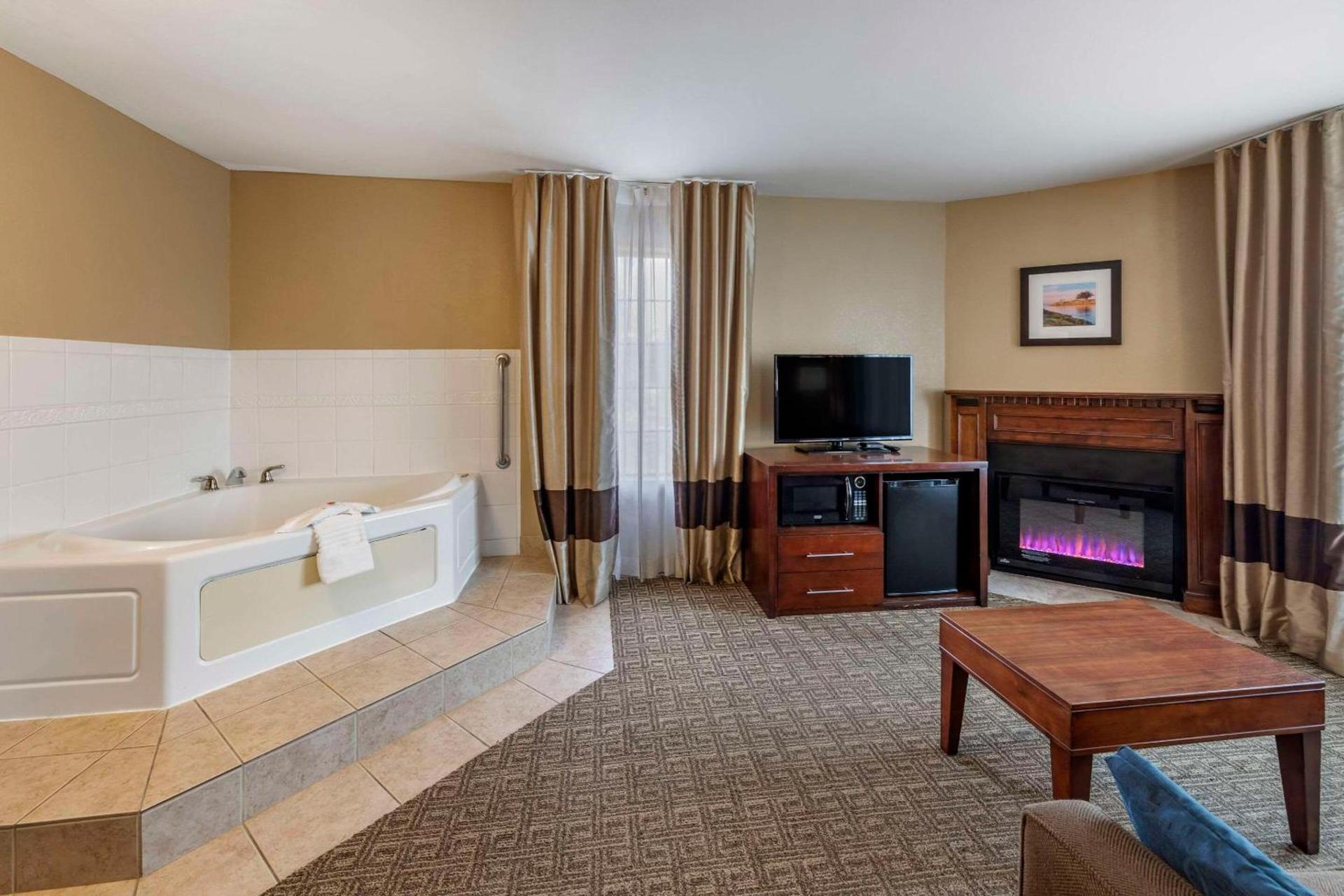 Comfort Inn & Suites Ventura Beach photo 3