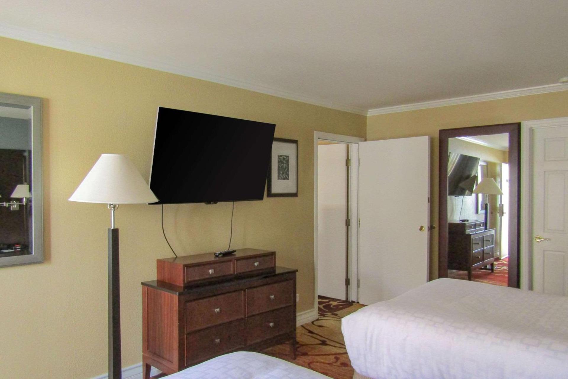 Clarion Inn Near China Lake Naval Station photo 9