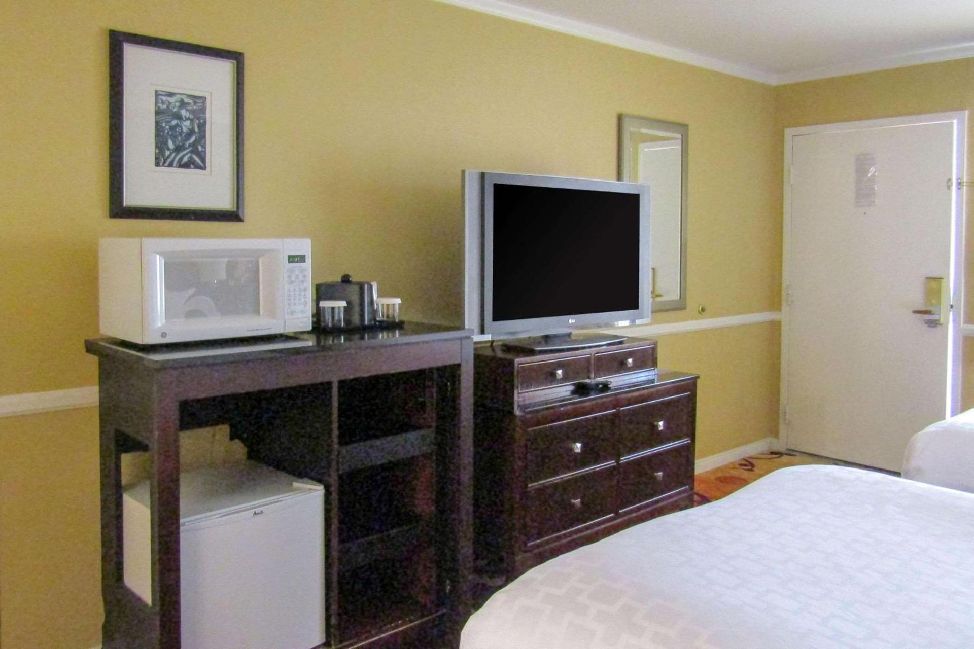 Clarion Inn Near China Lake Naval Station photo 10