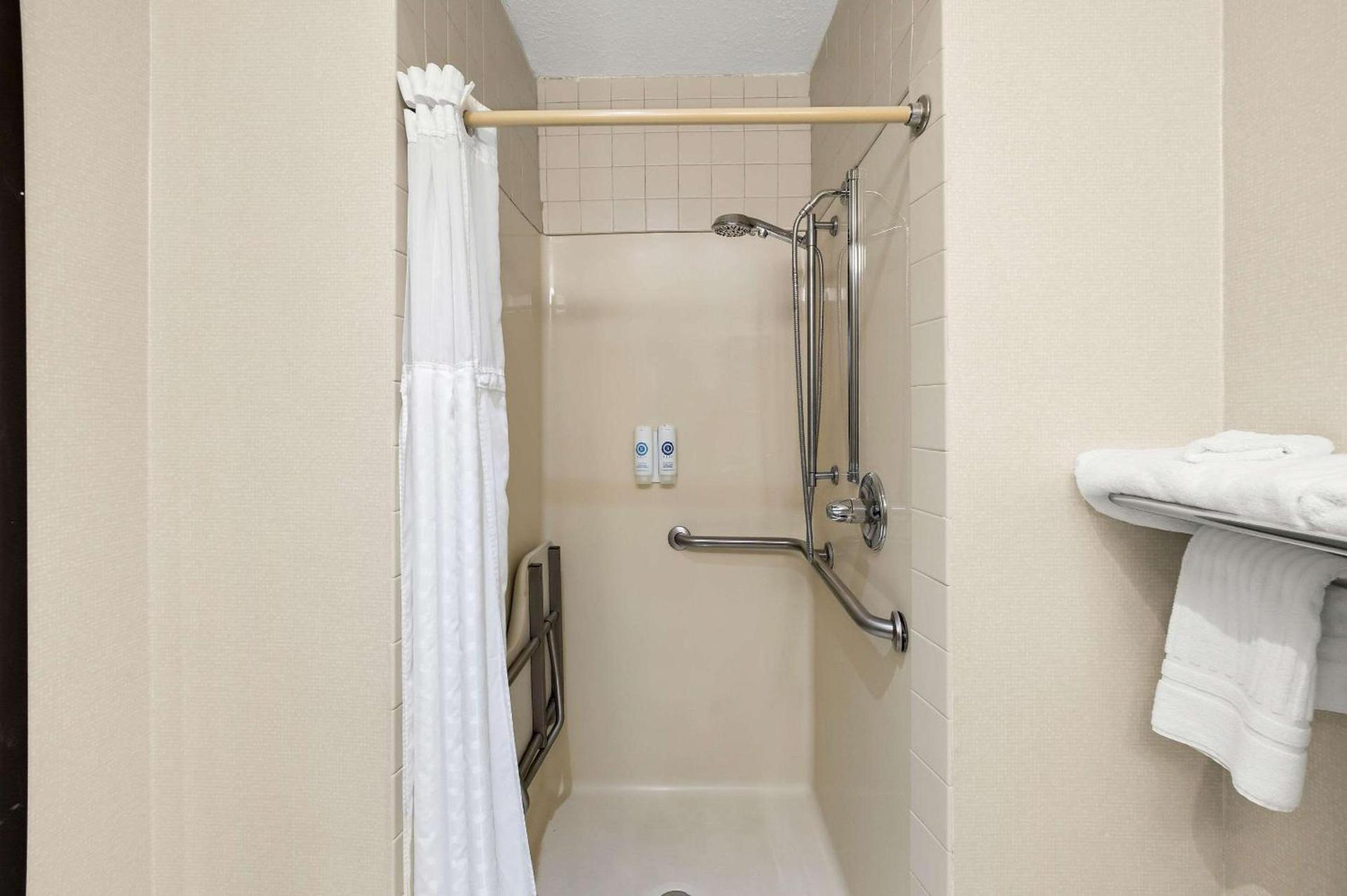 Comfort Inn Van Wert photo 11