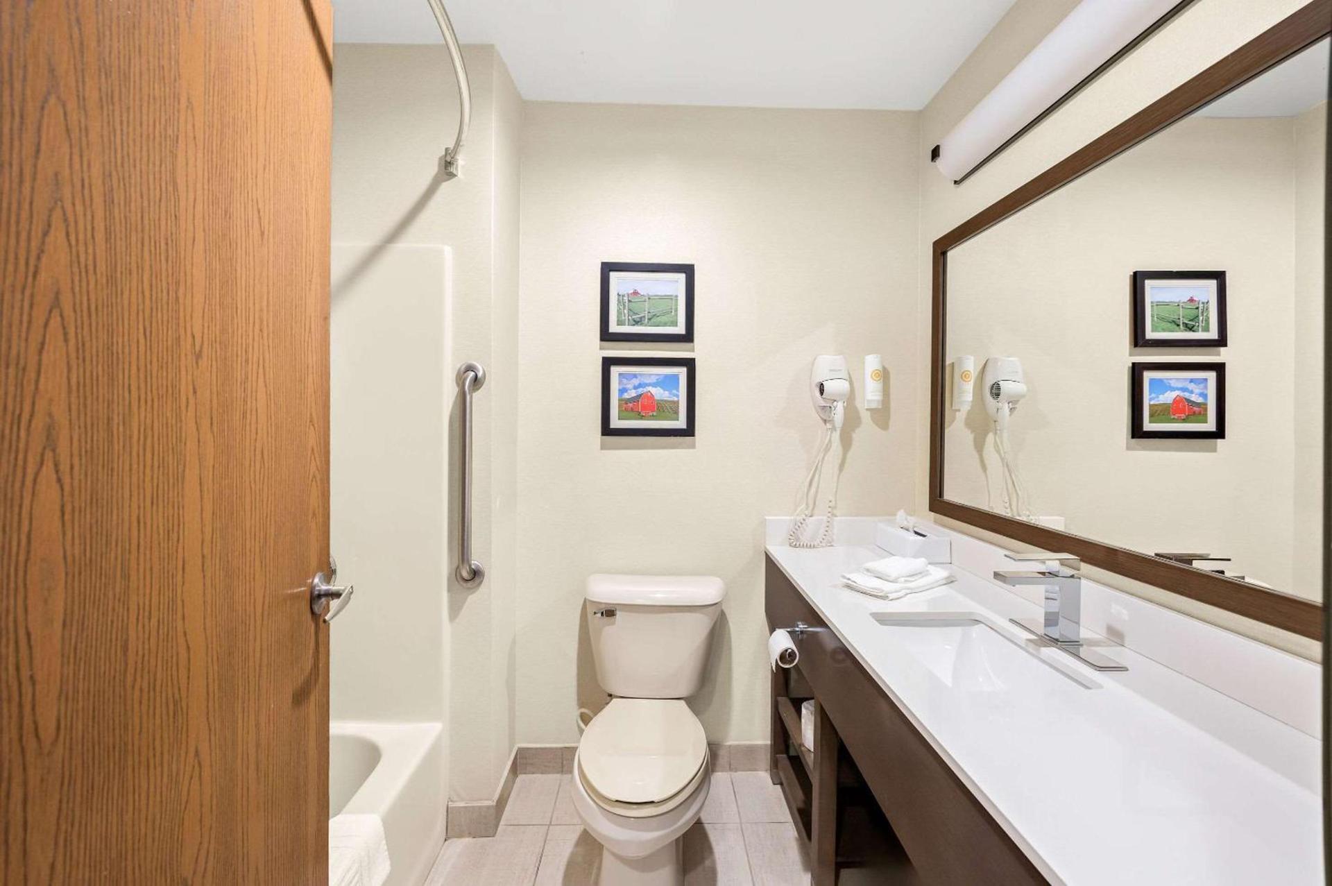 Comfort Inn Van Wert photo 35