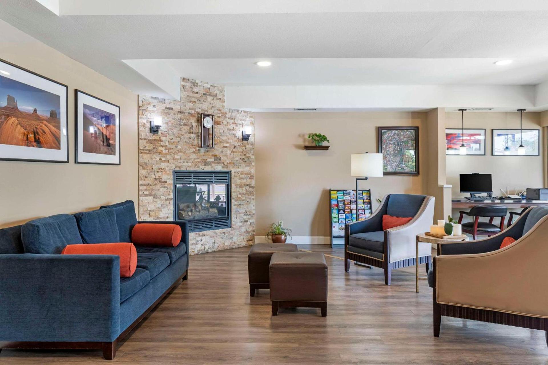 Comfort Suites Tulare Sequoia Gateway photo 3
