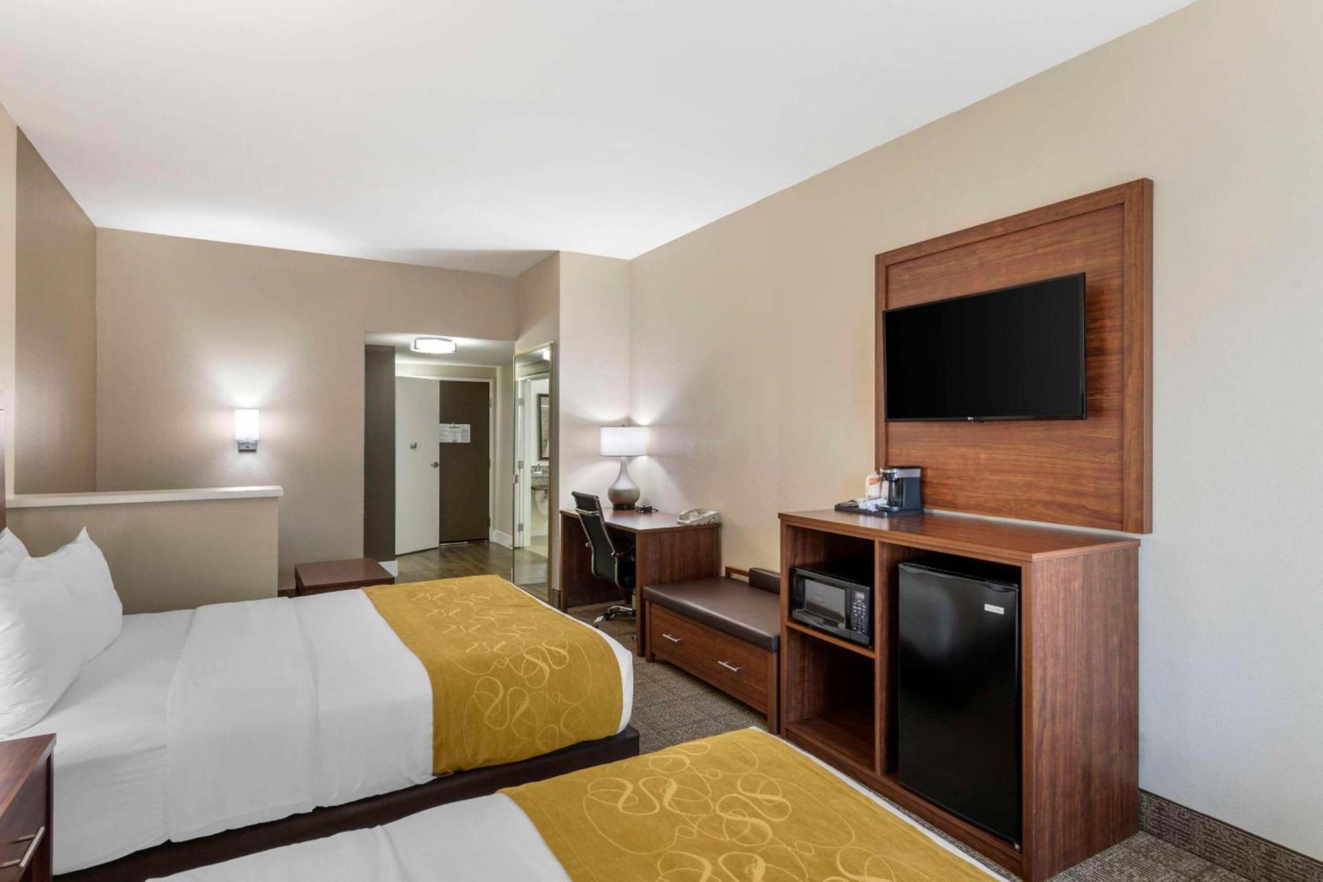 Comfort Suites Tulare Sequoia Gateway photo 5