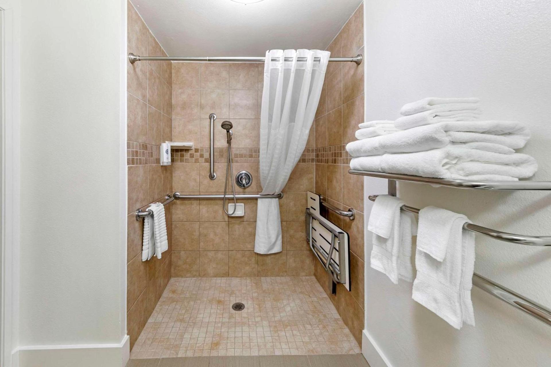Comfort Suites Tulare Sequoia Gateway photo 7
