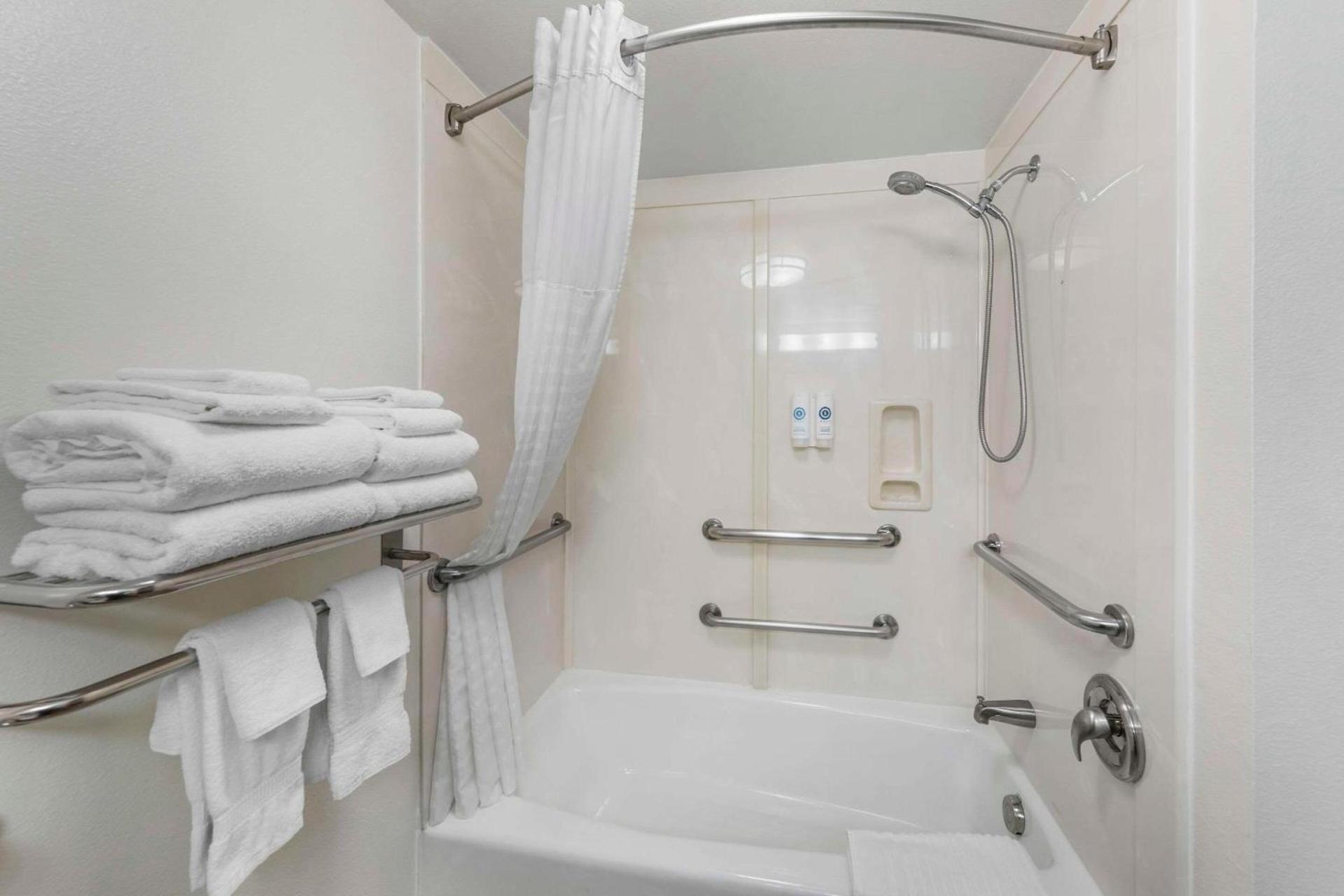 Comfort Suites Tulare Sequoia Gateway photo 9