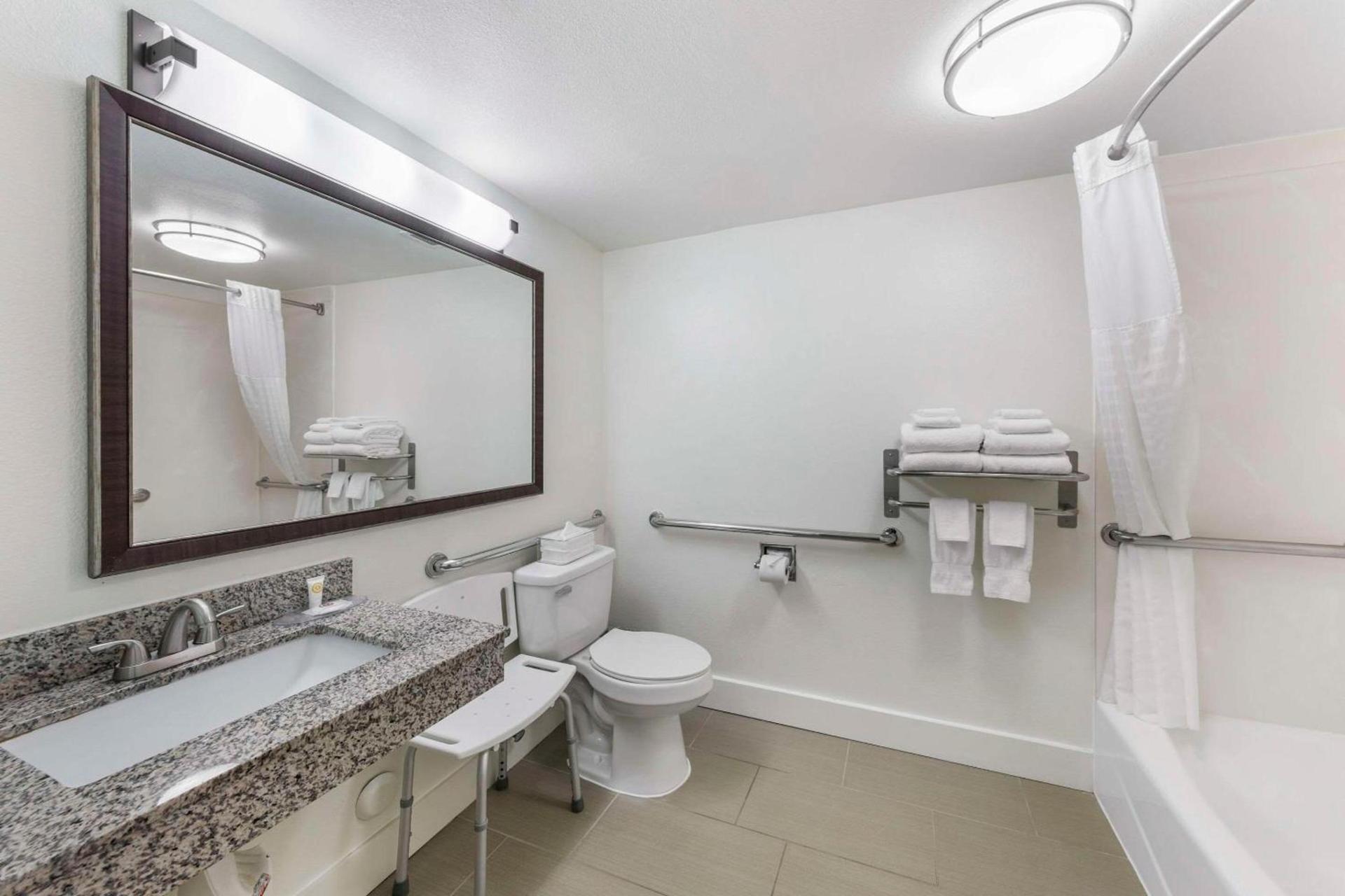 Comfort Suites Tulare Sequoia Gateway photo 10