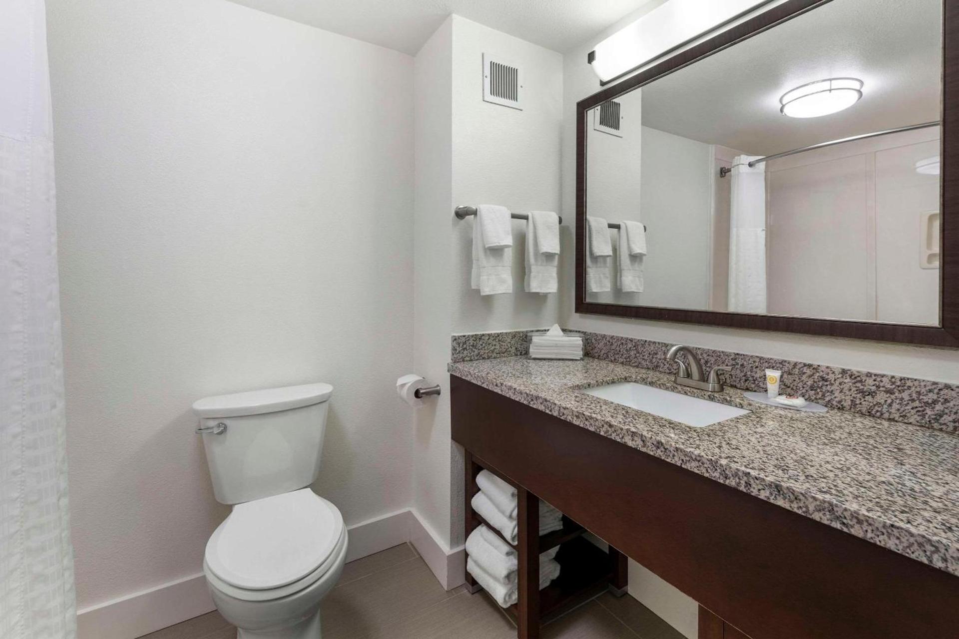 Comfort Suites Tulare Sequoia Gateway photo 11