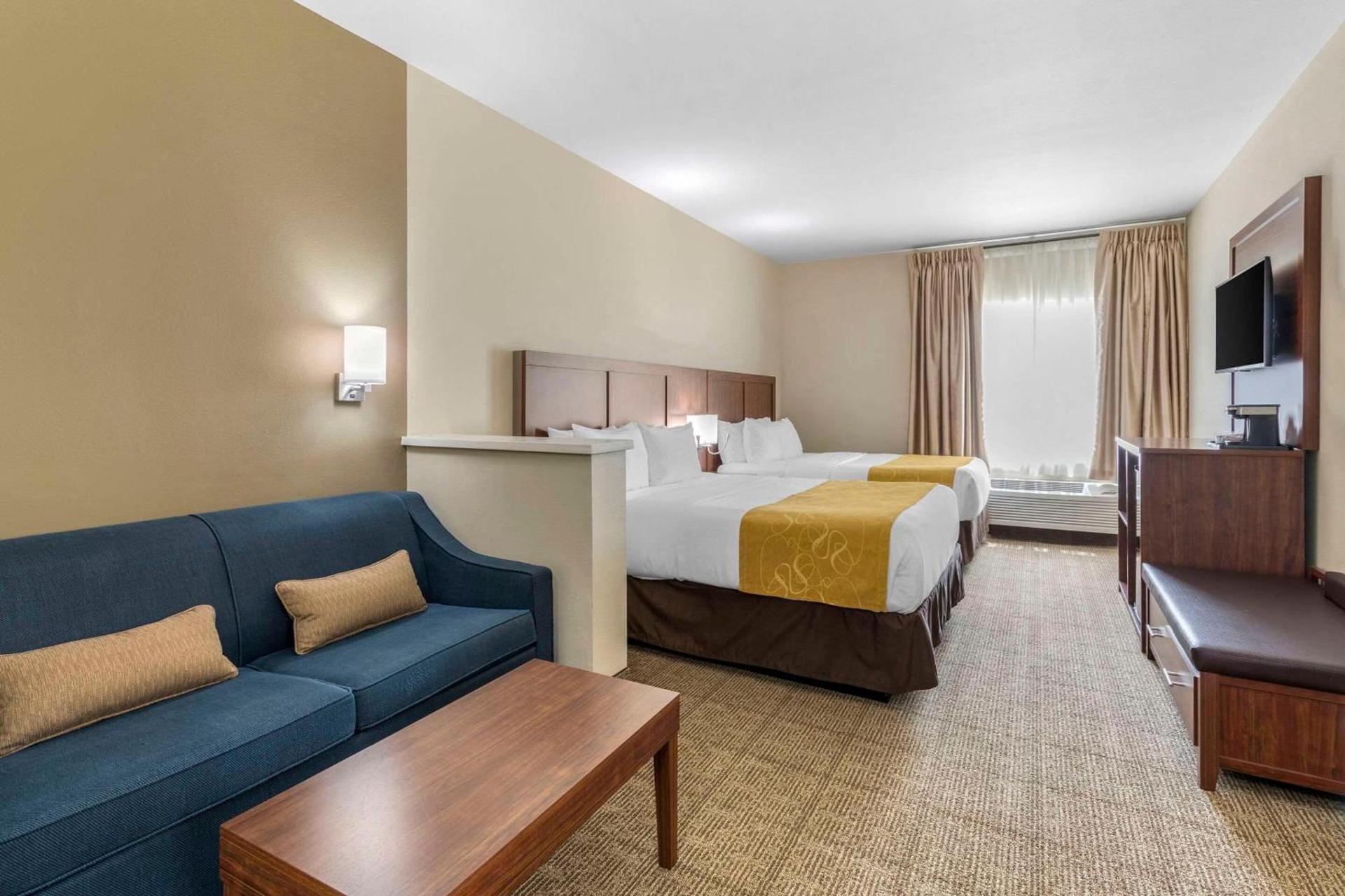 Comfort Suites Tulare Sequoia Gateway photo 12