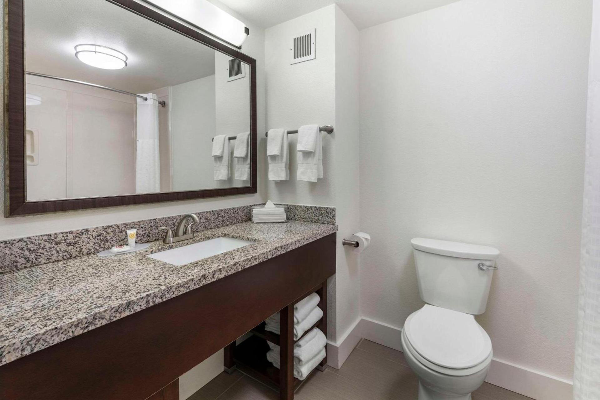 Comfort Suites Tulare Sequoia Gateway photo 15