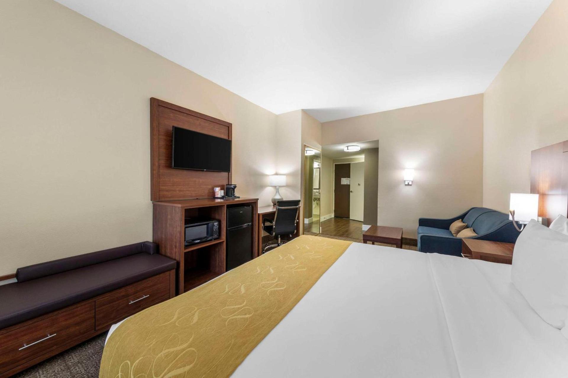 Comfort Suites Tulare Sequoia Gateway photo 17