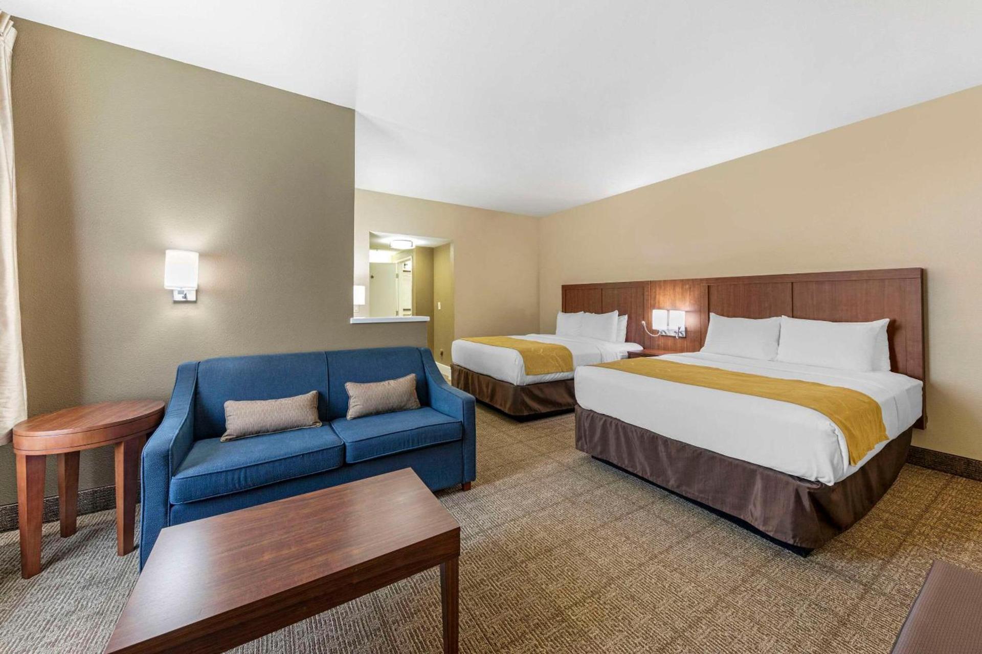 Comfort Suites Tulare Sequoia Gateway photo 21