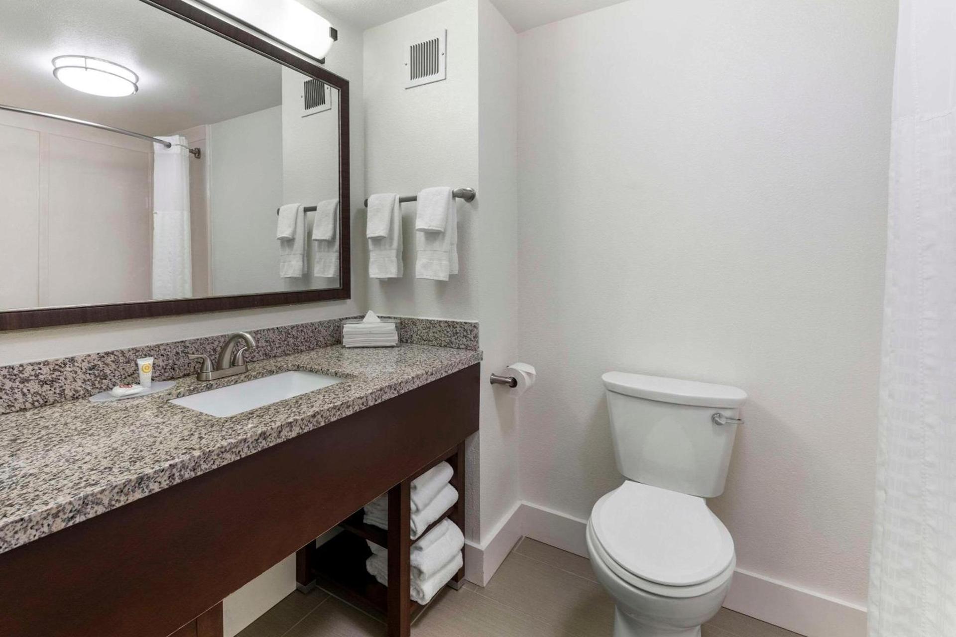 Comfort Suites Tulare Sequoia Gateway photo 22