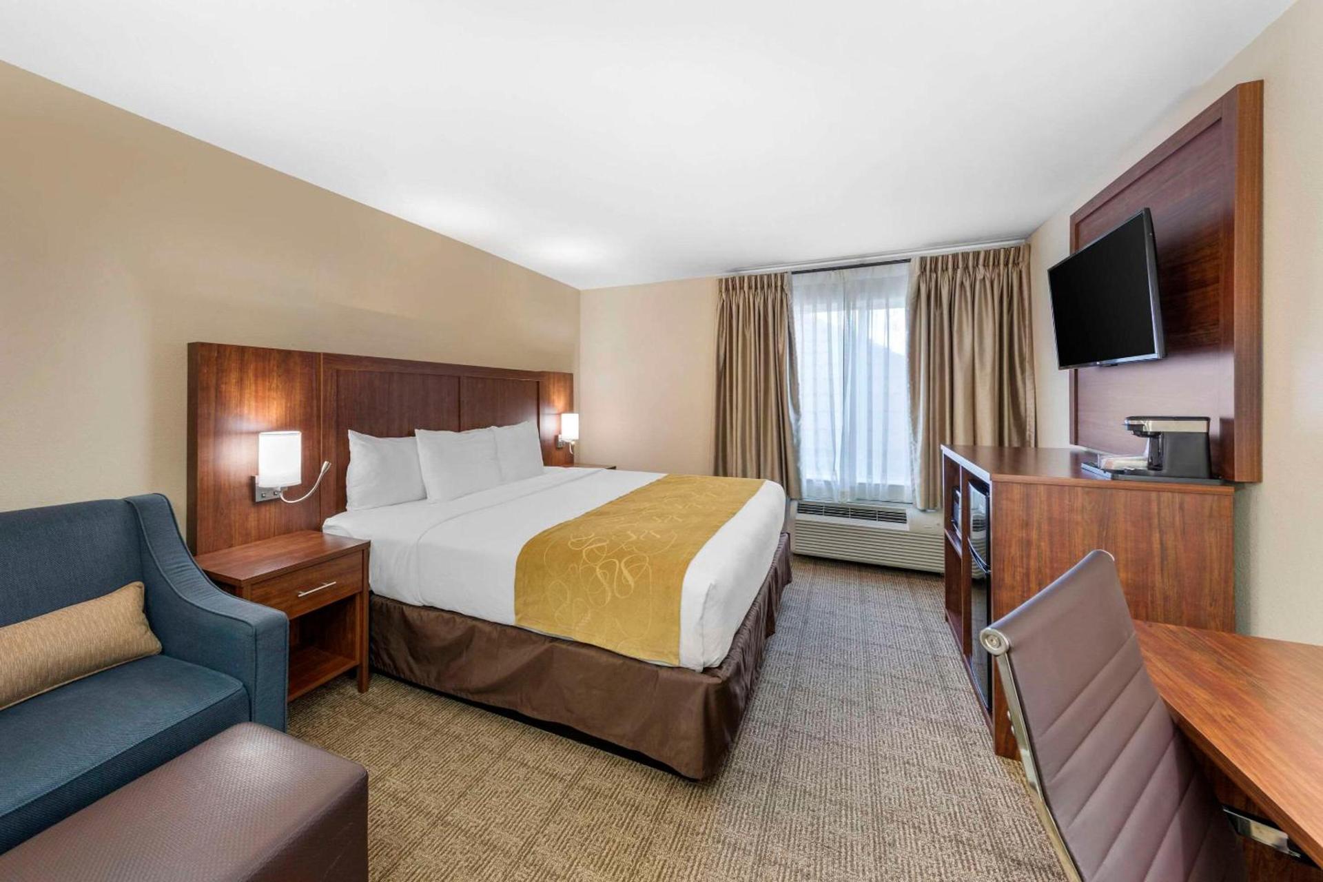 Comfort Suites Tulare Sequoia Gateway photo 23