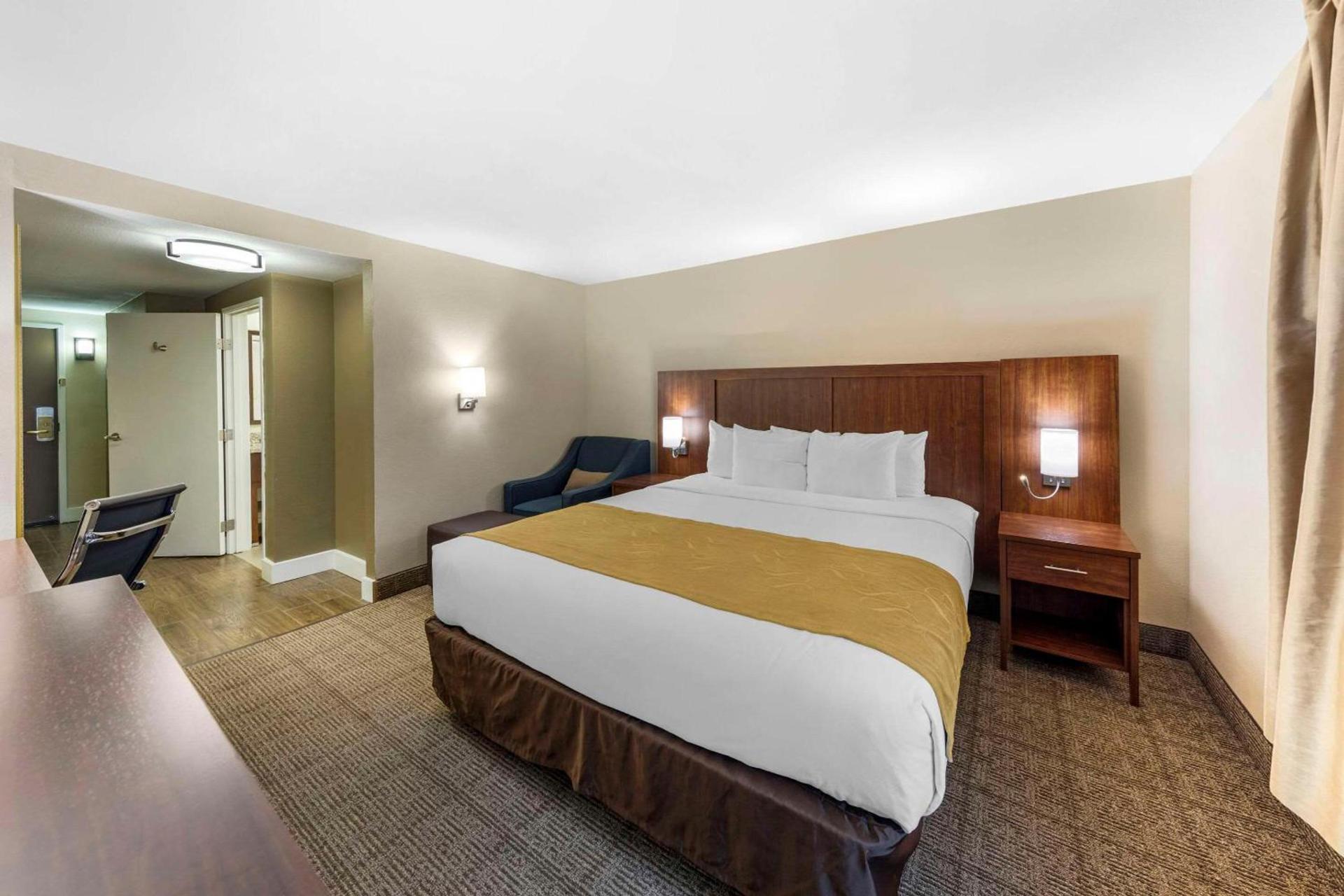 Comfort Suites Tulare Sequoia Gateway photo 24