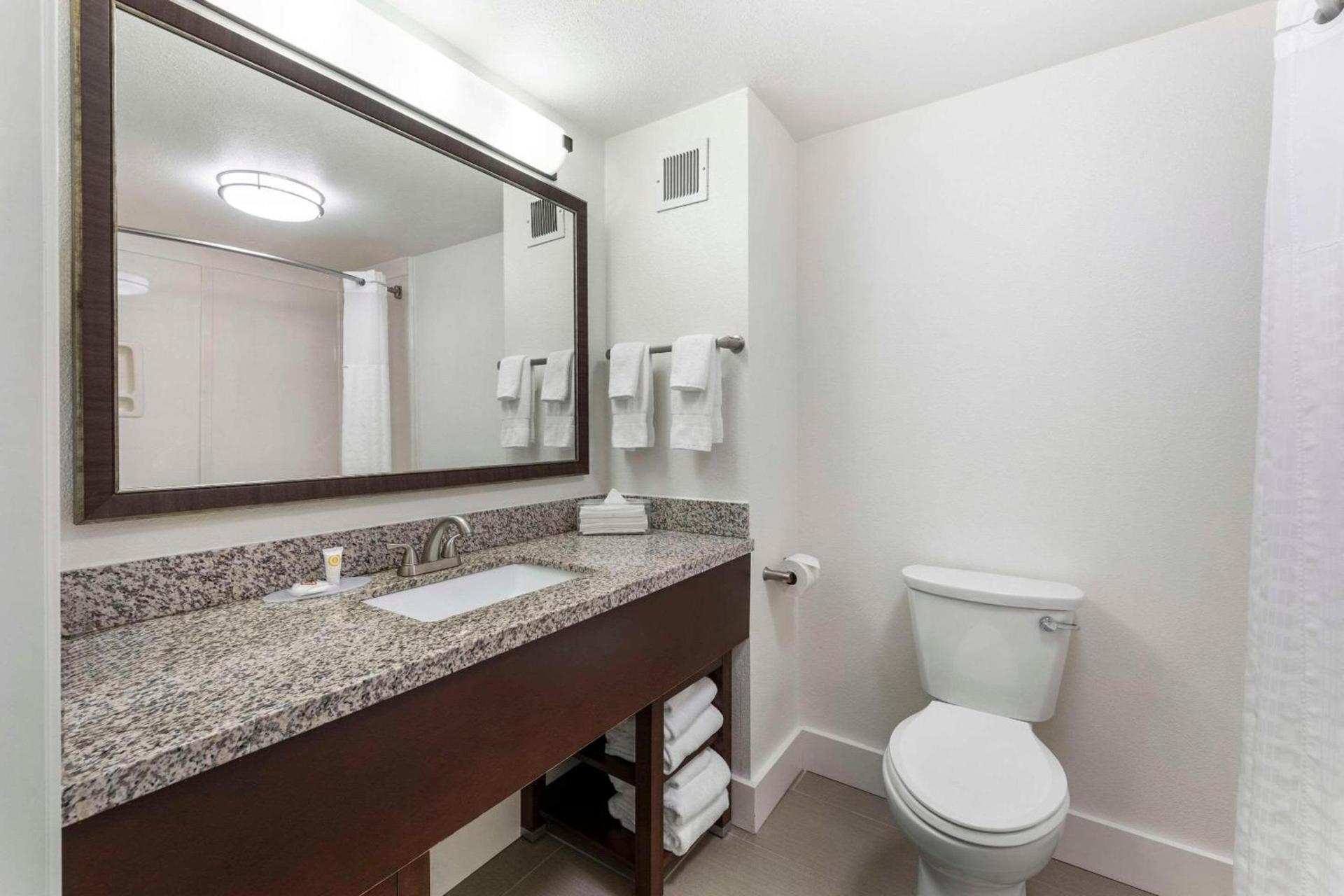 Comfort Suites Tulare Sequoia Gateway photo 25