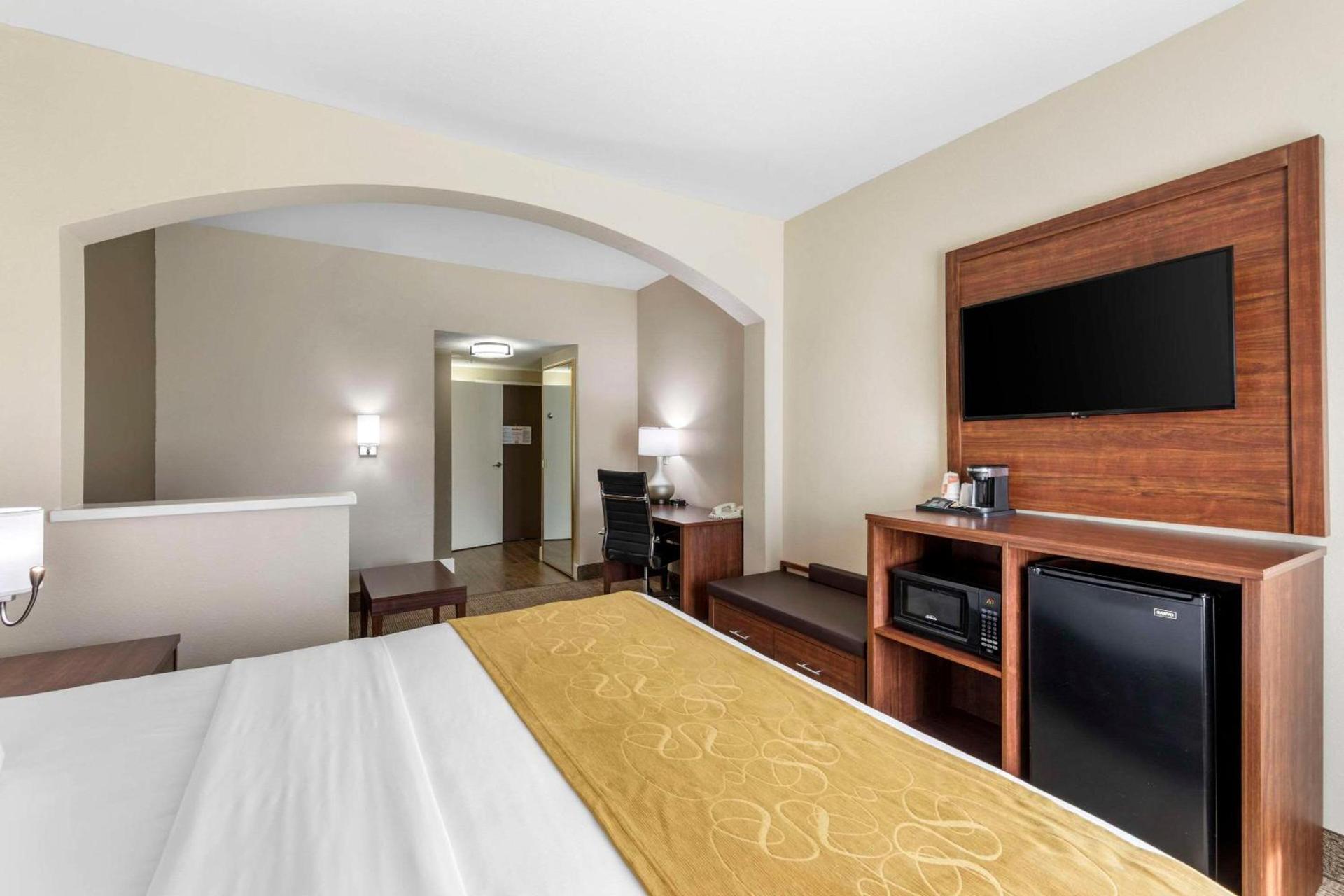 Comfort Suites Tulare Sequoia Gateway photo 27