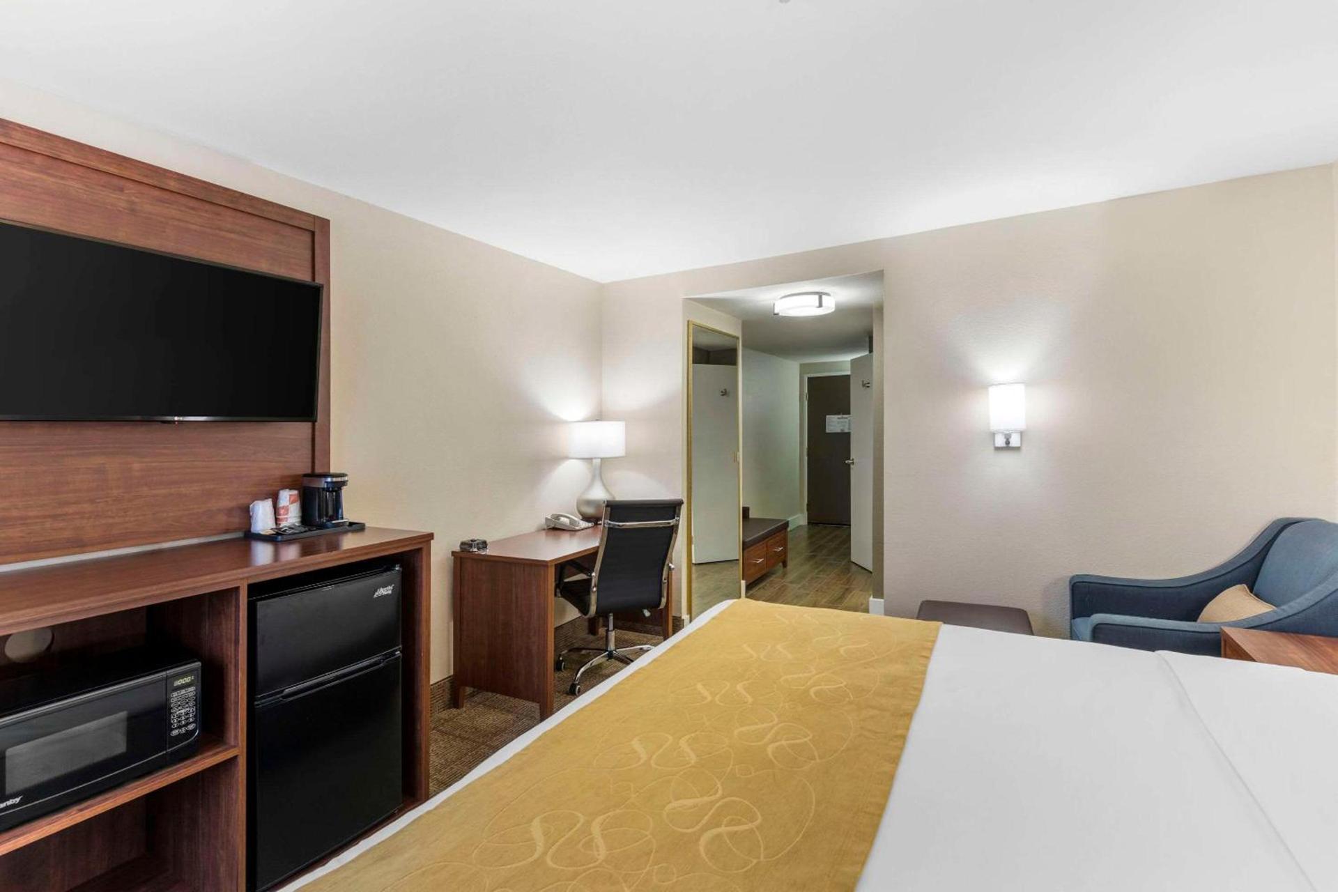 Comfort Suites Tulare Sequoia Gateway photo 28