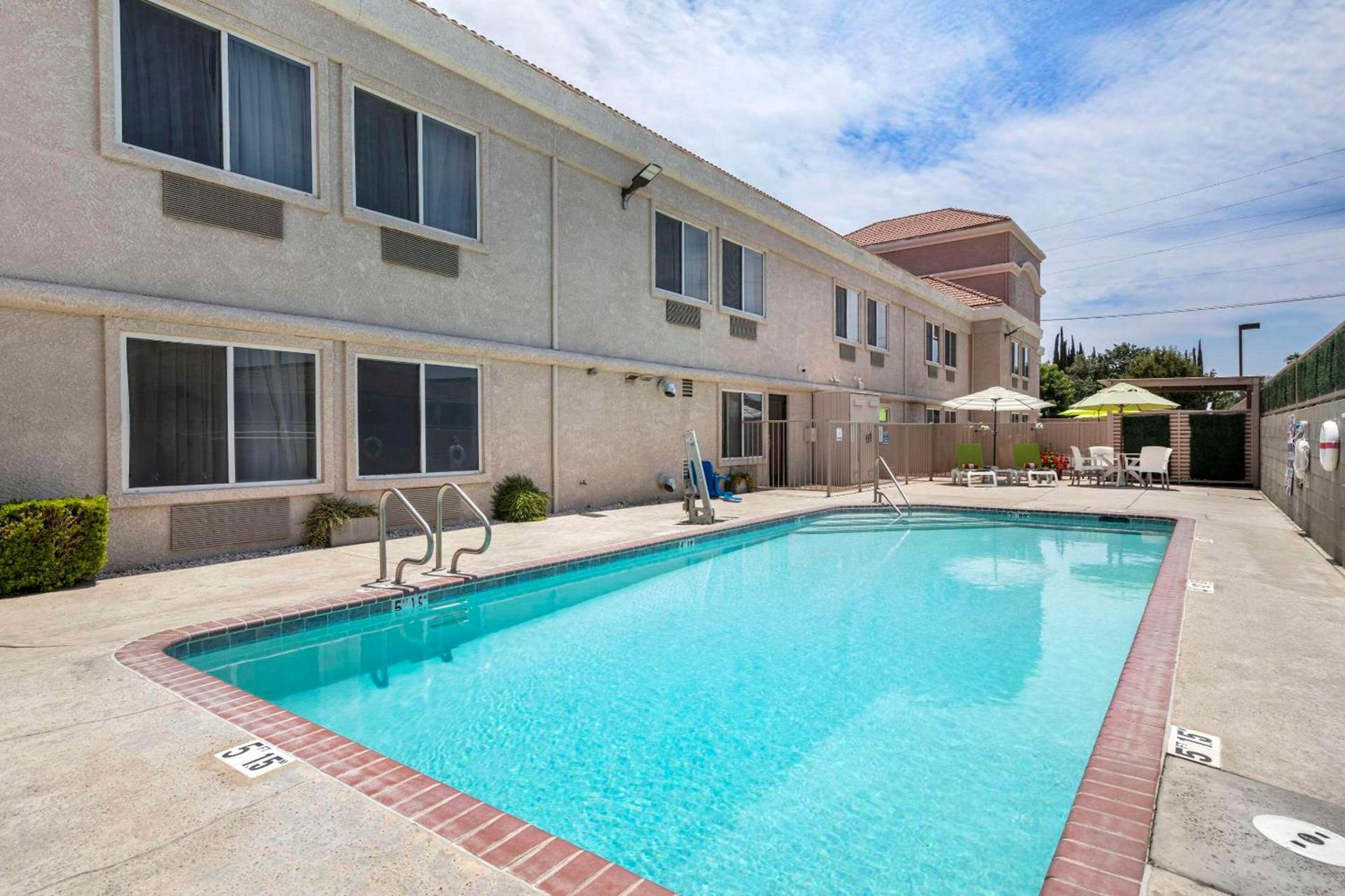 Comfort Suites Tulare Sequoia Gateway photo 30