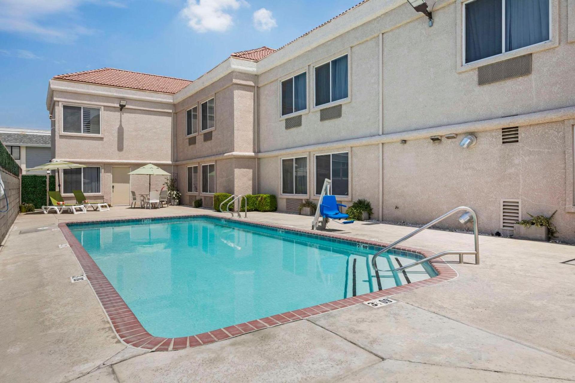 Comfort Suites Tulare Sequoia Gateway photo 29