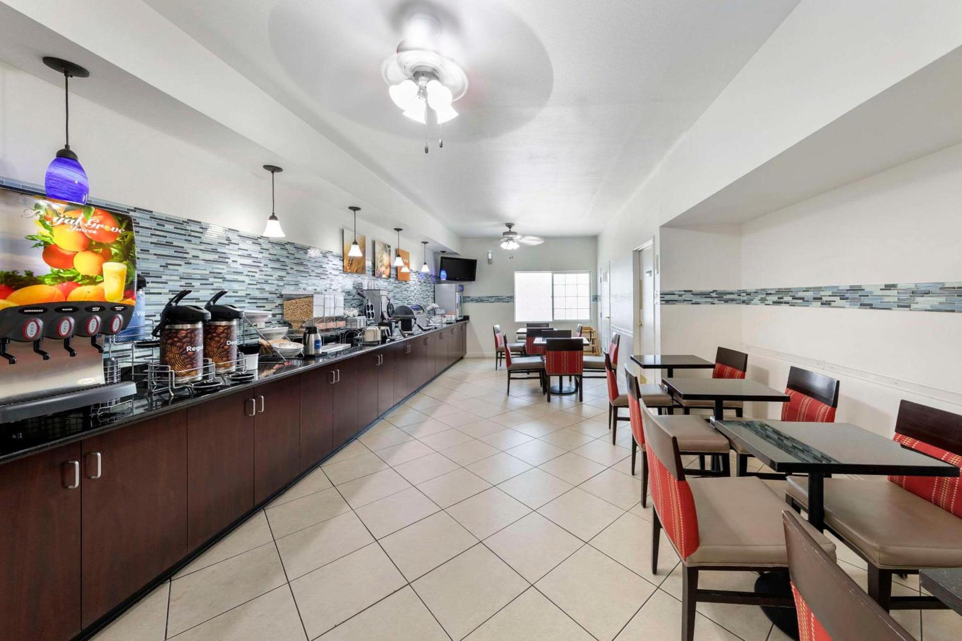 Comfort Suites Tulare Sequoia Gateway photo 33