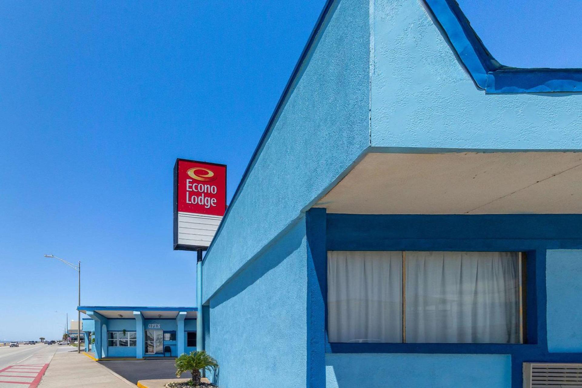 Econo Lodge Galveston Seawall photo 2