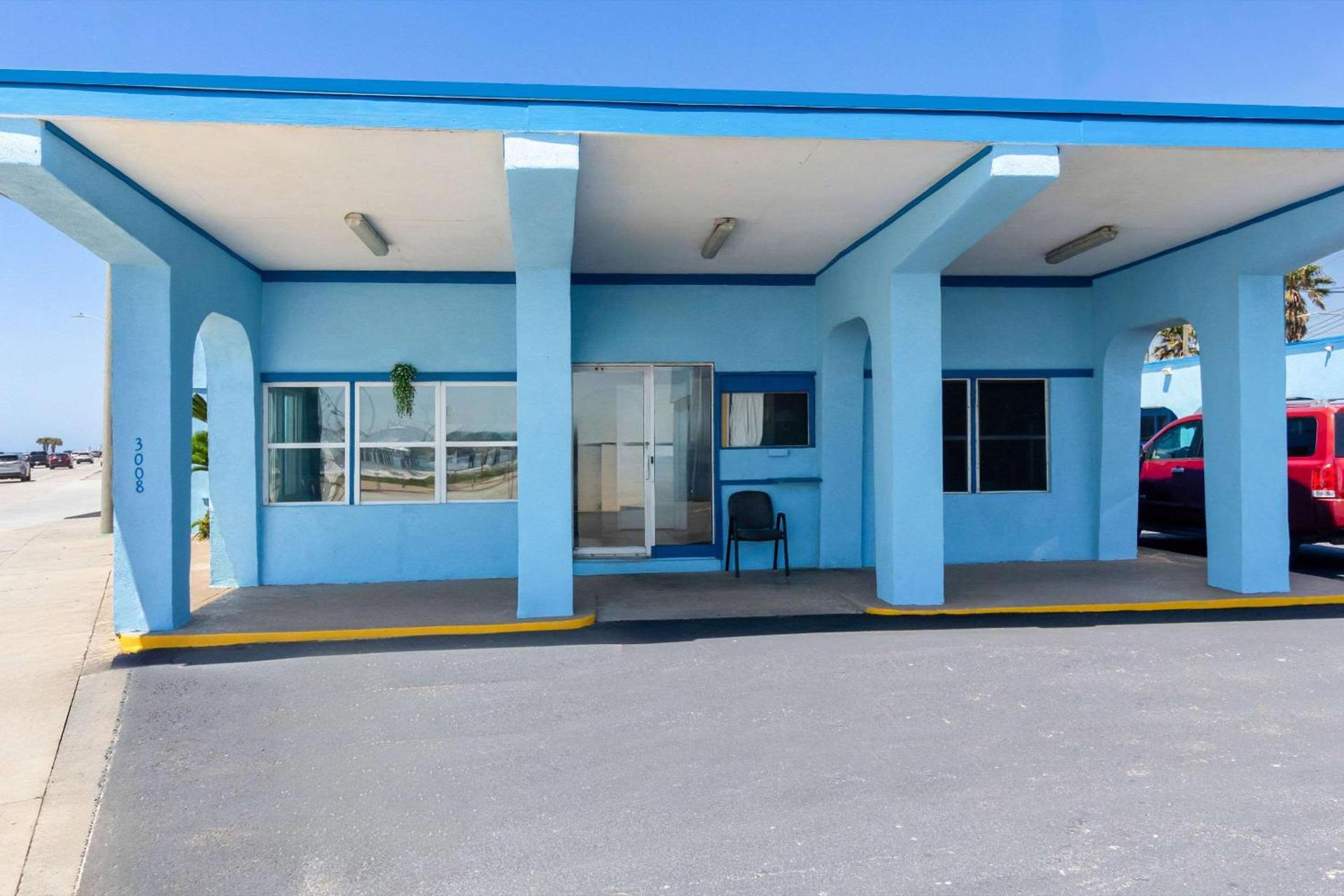 Econo Lodge Galveston Seawall photo 5