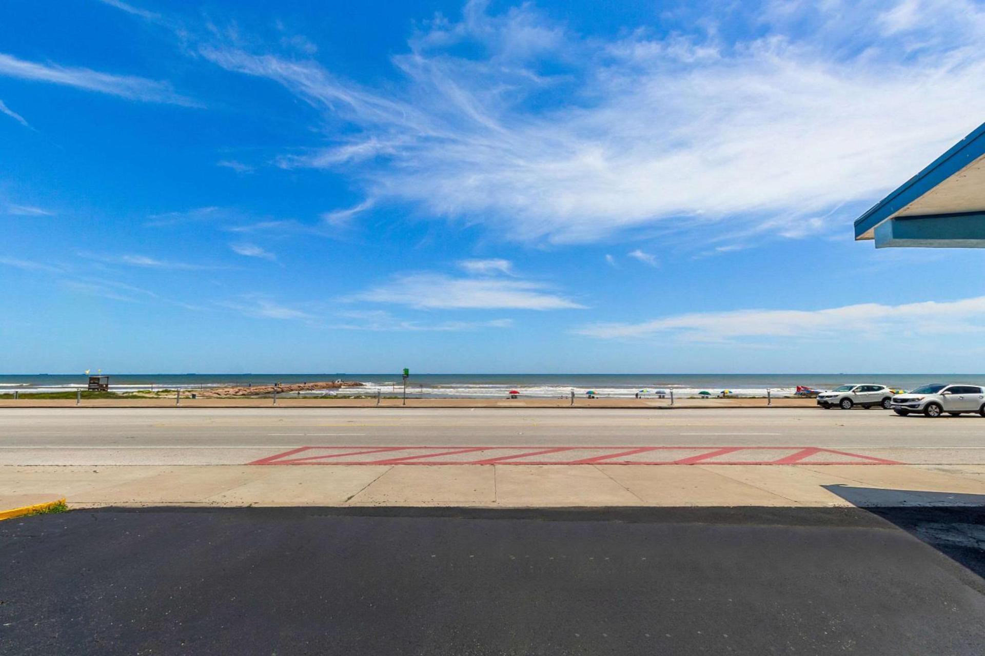 Econo Lodge Galveston Seawall photo 11
