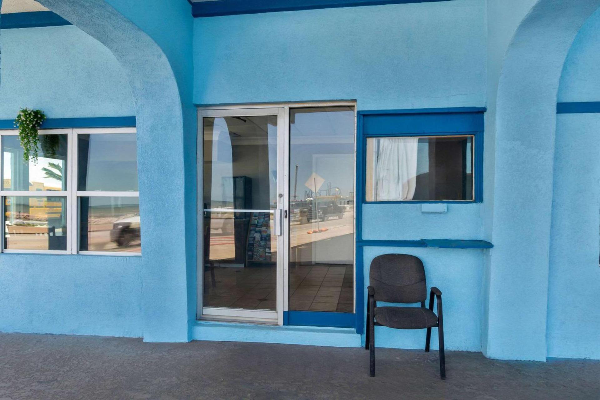 Econo Lodge Galveston Seawall photo 14