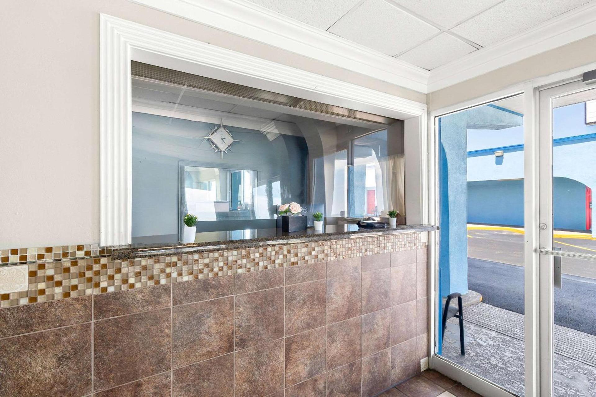 Econo Lodge Galveston Seawall photo 17