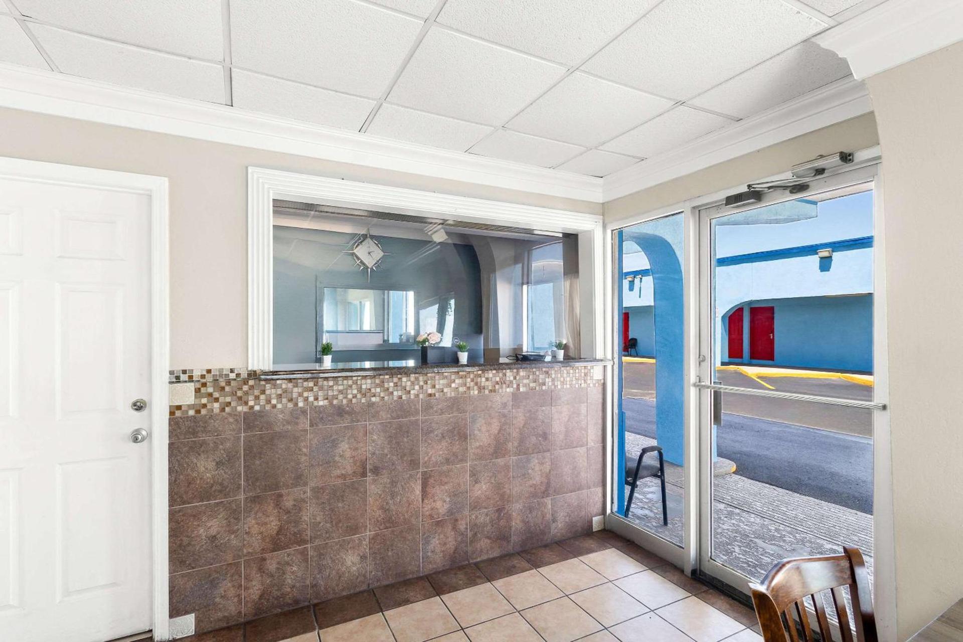 Econo Lodge Galveston Seawall photo 18