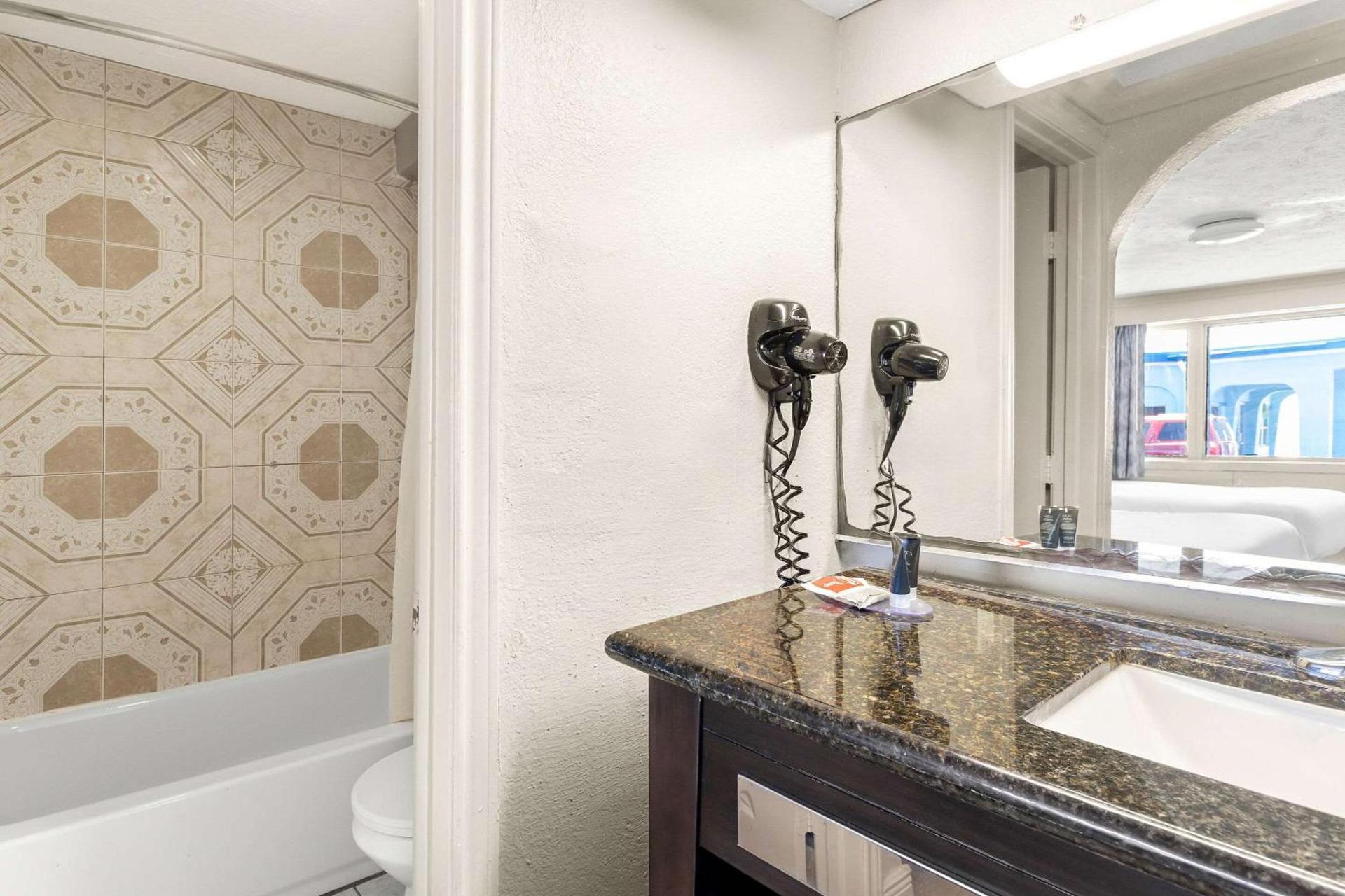 Econo Lodge Galveston Seawall photo 19