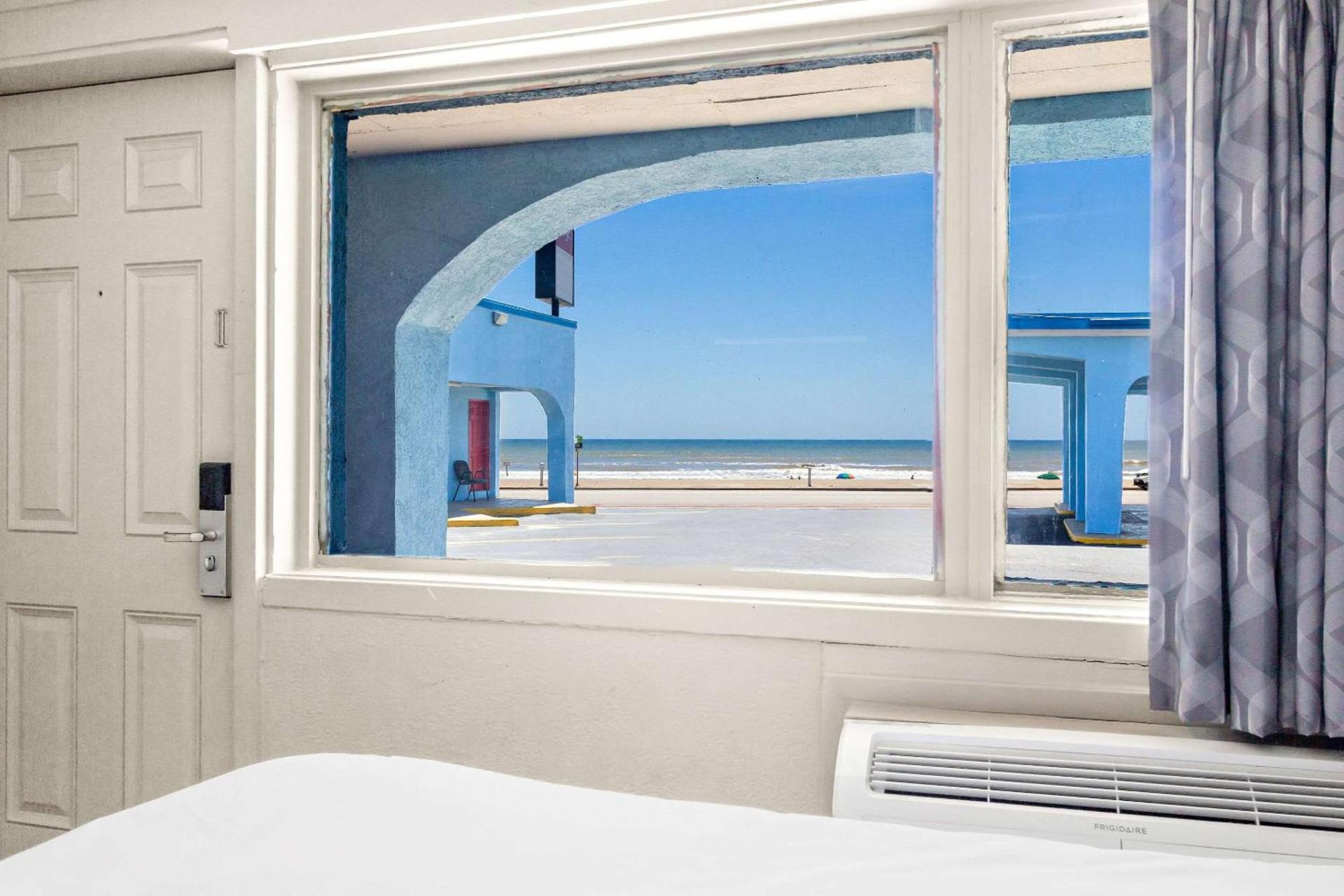 Econo Lodge Galveston Seawall photo 22