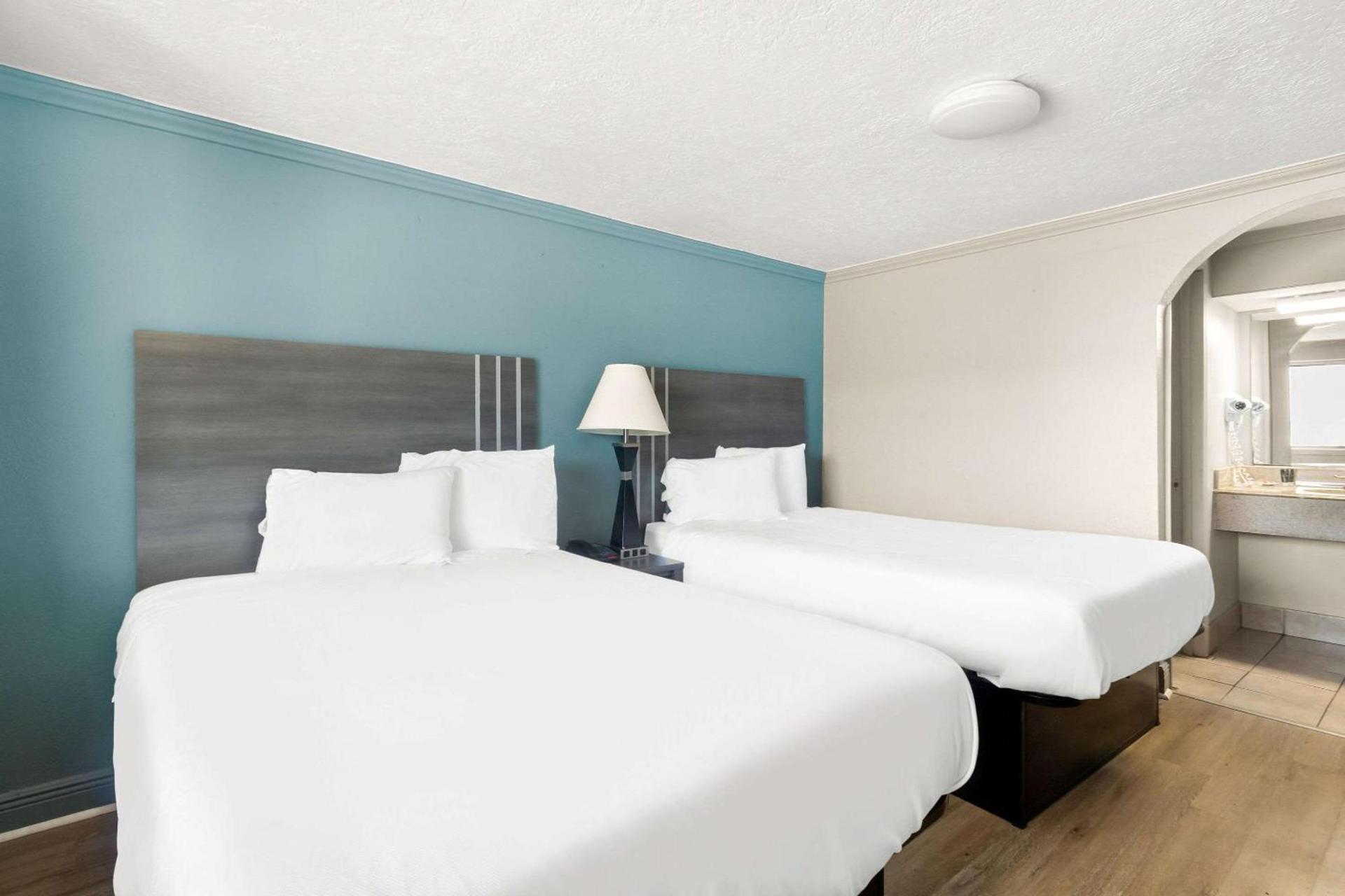 Econo Lodge Galveston Seawall photo 25