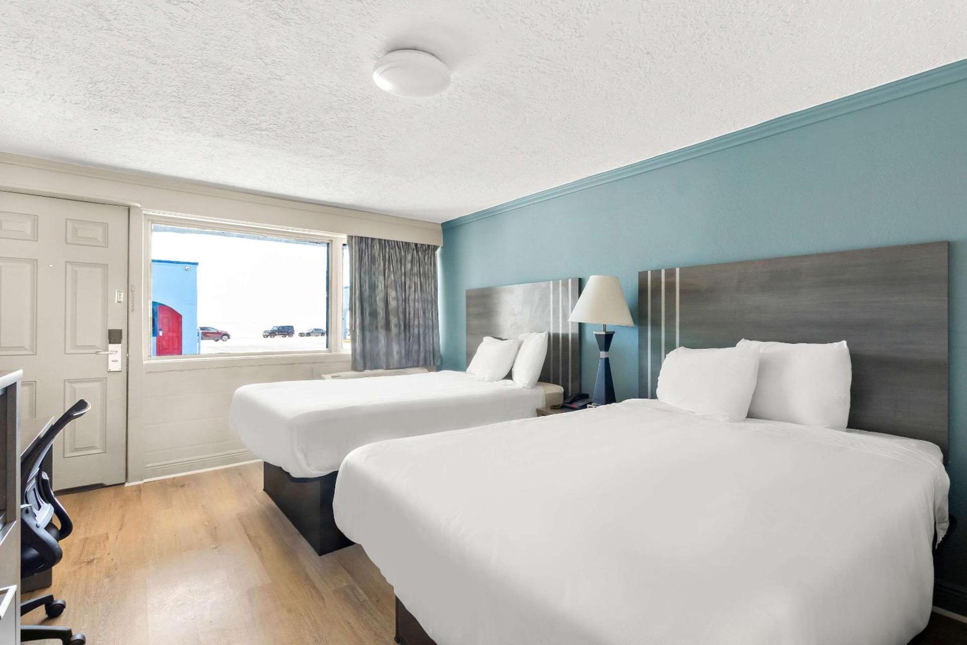Econo Lodge Galveston Seawall photo 27