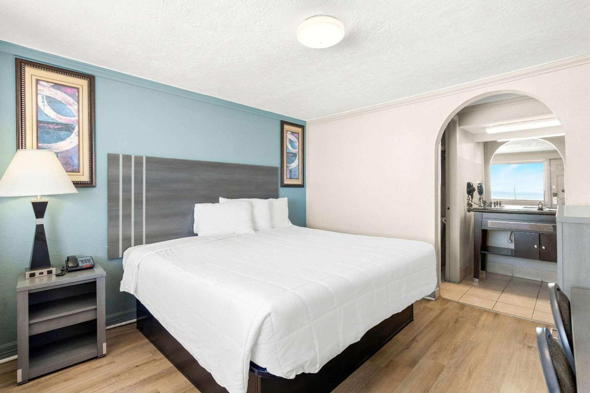 Econo Lodge Galveston Seawall photo 46