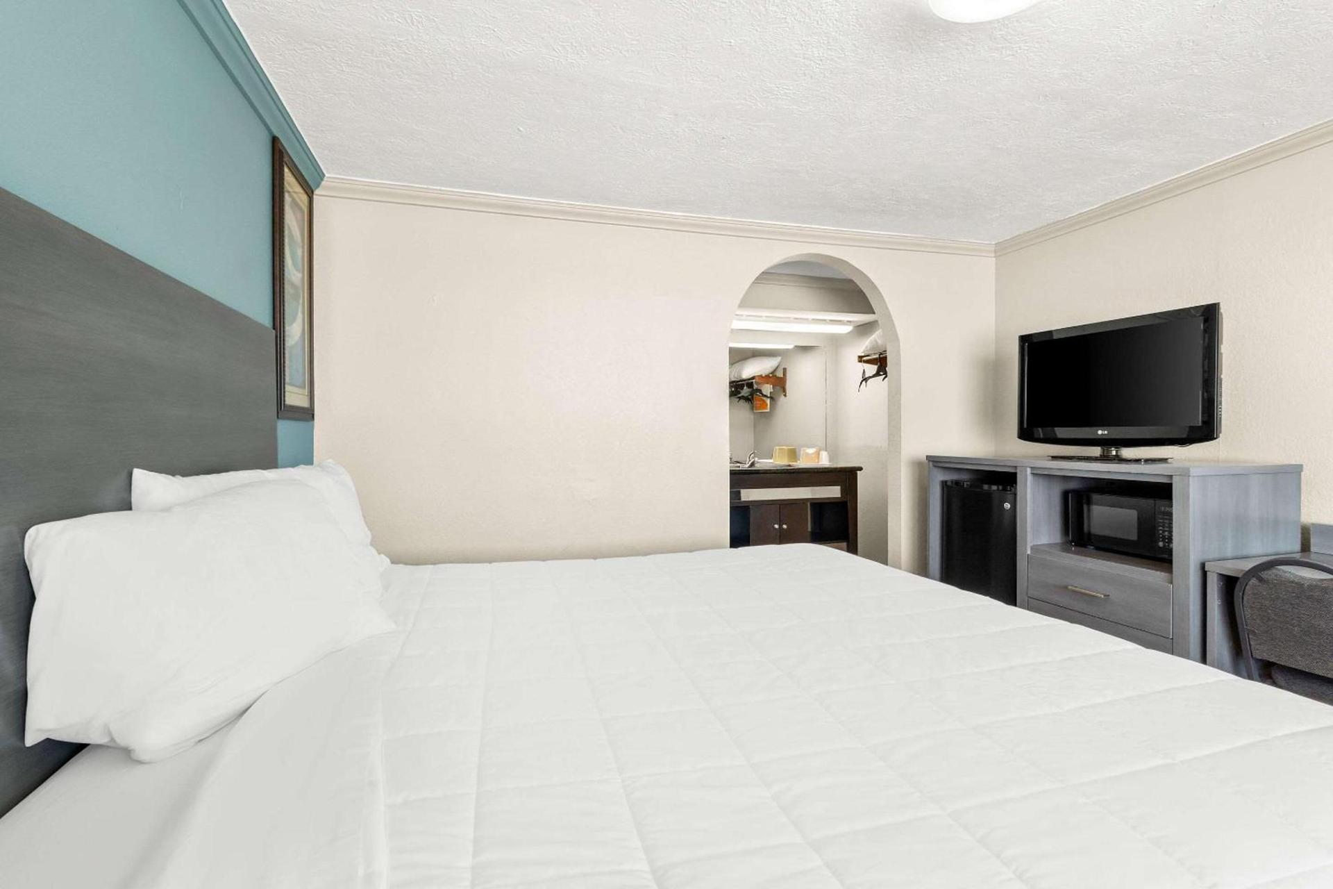 Econo Lodge Galveston Seawall photo 49