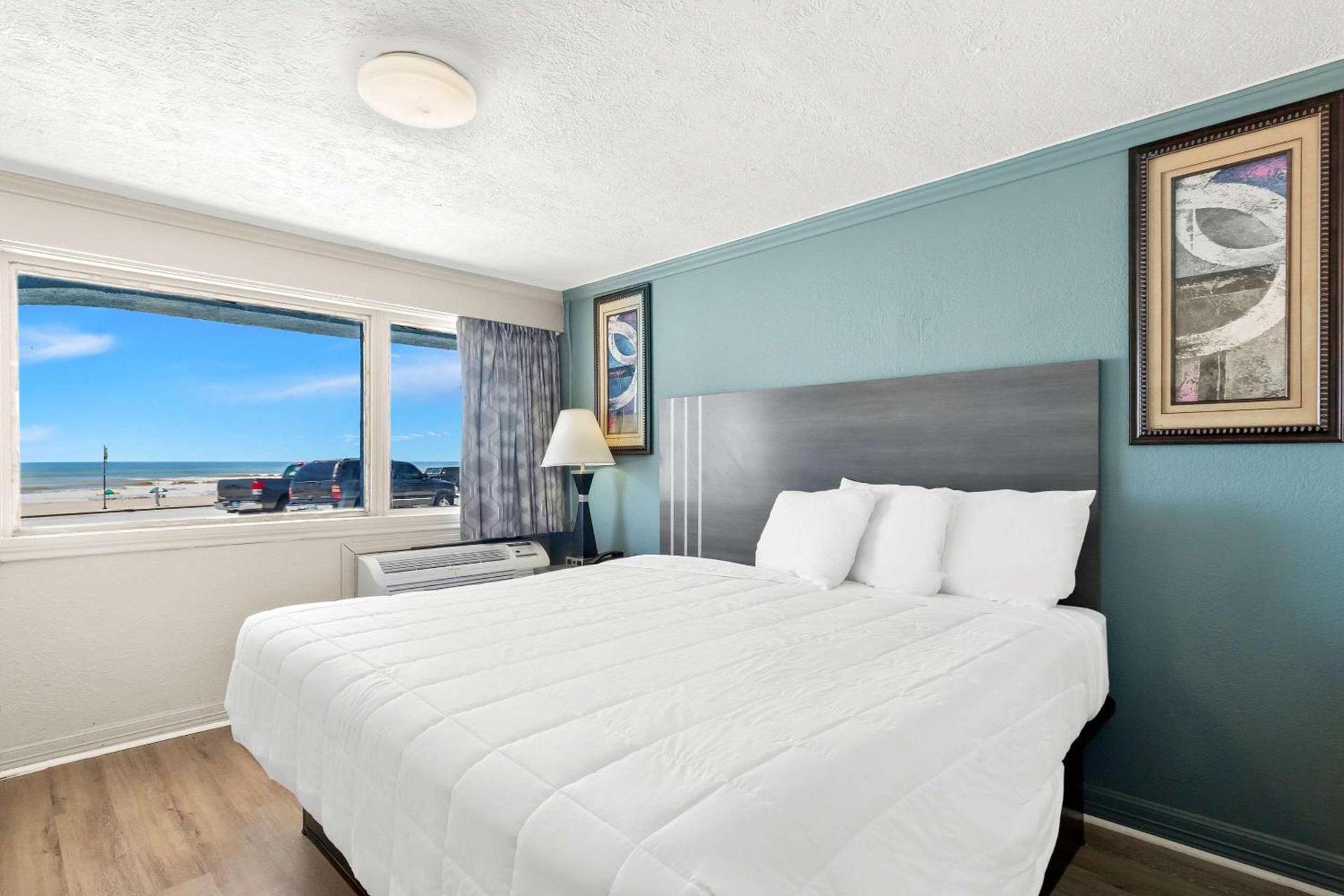 Econo Lodge Galveston Seawall photo 29