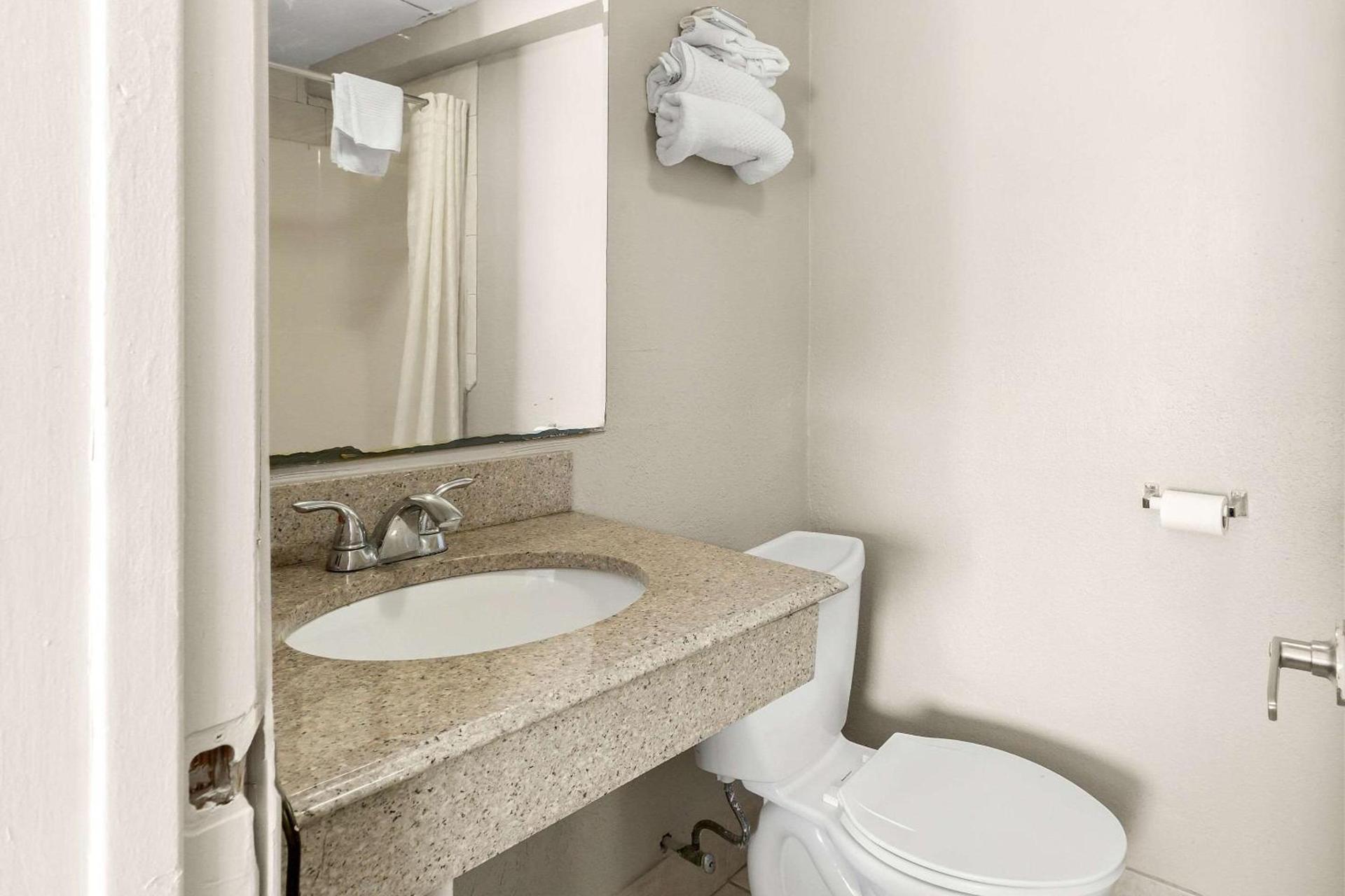 Econo Lodge Galveston Seawall photo 30