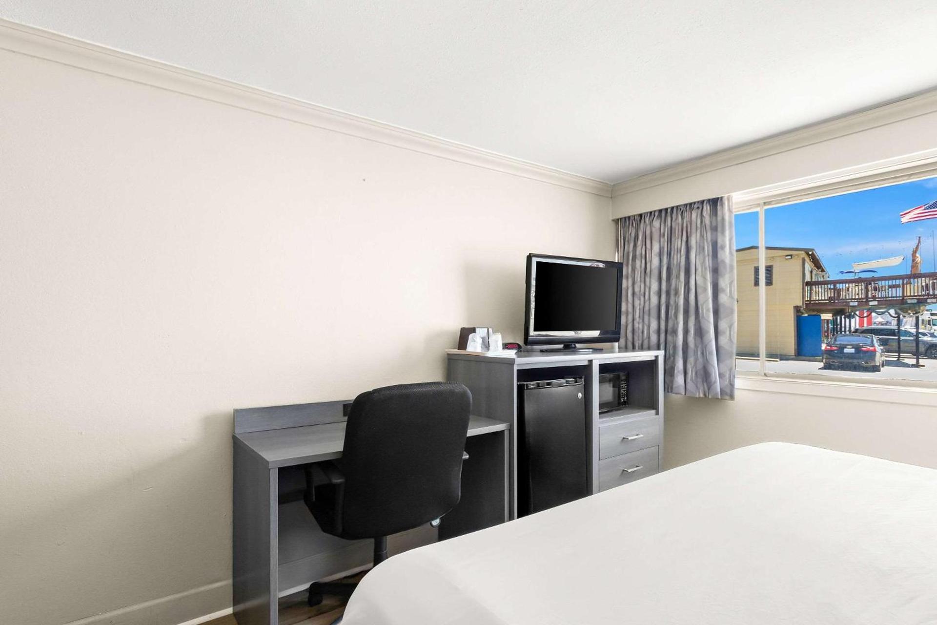 Econo Lodge Galveston Seawall photo 32