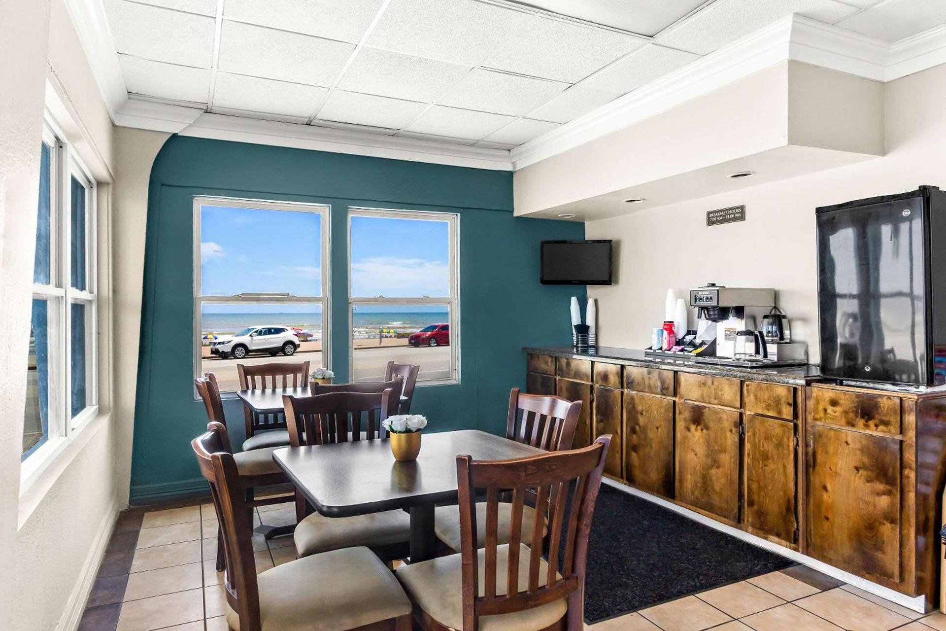 Econo Lodge Galveston Seawall photo 33